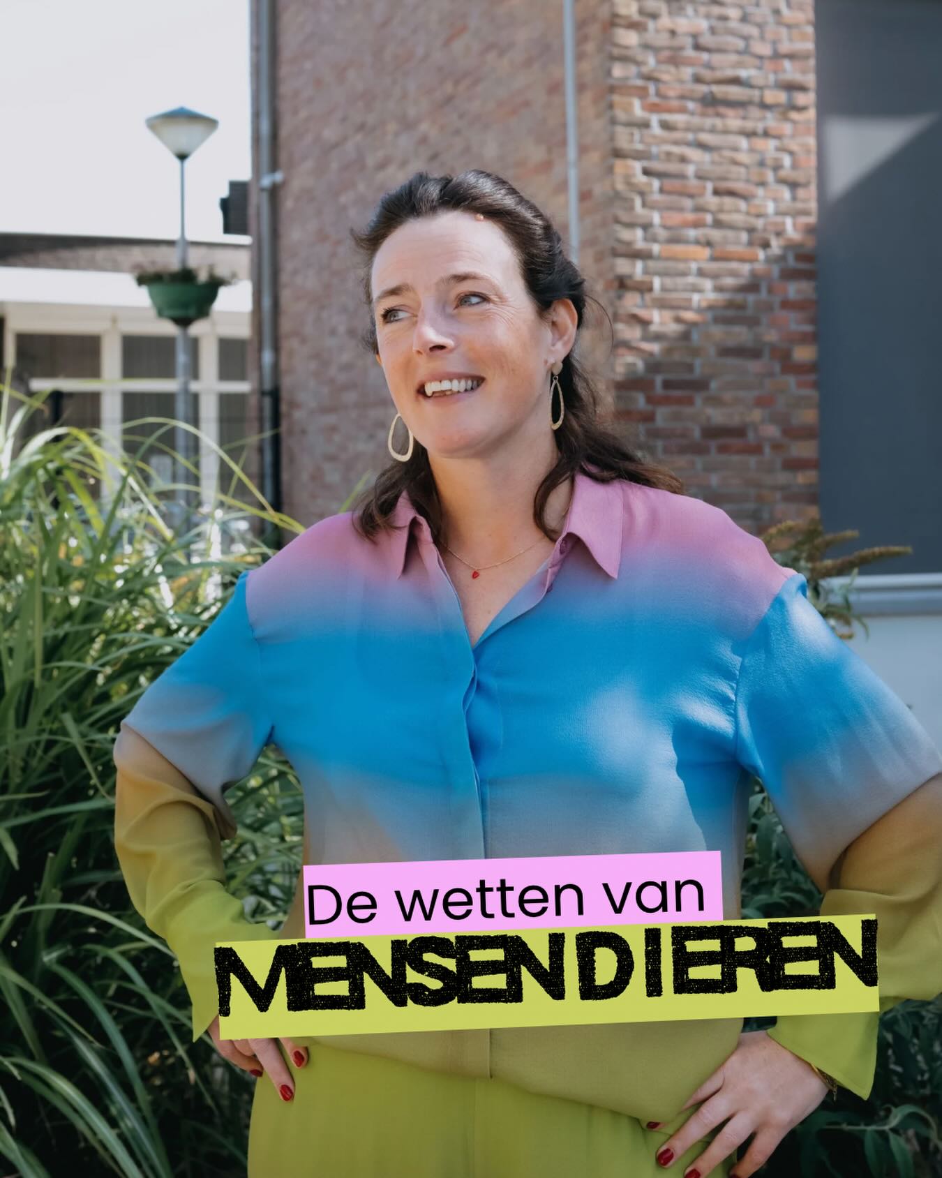 🔥 Tip van de week!
Na inspanning komt ontspanning.
Iets meer dan een jaar geleden vertelde ik mijn pscyholoog dat mijn omgeving me al een tijdje aanraadde om goed naar mijn lichaam te luisteren. Dat ik die opmerking heus begreep maar dat dit me niet goed lukte. Ze beaamde dat dit voor mij niet echt lijkt te werken en gaf me het advies om in plaats daarvan te luisteren naar de wetten van mensendieren: na inspanning komt ontspanning.
In het afgelopen jaar lukte het me goed om dit in acht te nemen. Ik werkte niet meer in de avonden en na een maand of twee bijna zonder sociale afspraken begon de batterij weer op te laden. Het hielp ook dat we richting de zomer gingen want licht buiten zorgt ook voor licht binnen. De rust deed me goed, de energie kreeg ik beter verdeeld over gezin, werk en mijzelf.
Zoals dat gaat is het verleidelijk om steeds meer te doen en wellicht is dat sinds een paar weken ook weer een beetje het geval. En heel misschien begint mijn lijf dat een beetje aan te geven.
Het is eigenlijk niet echt mijn lijf die het aangeeft, meer mijn leven. Ik boekte twee hotels voor dezelfde dagen dat ik trainde op een school, ik vergat meerdere pakketjes wekenlang op te sturen en ik stuurde meerdere mensen een uitnodiging voor een feestje, zonder tekst! Ik voelde me gejaagd, onrustig en had constant het idee dat ik niet genoeg tijd had om mijn werk af te krijgen.
Heb ik de signalen door? Ja! Ben ik op tijd? Ja zeker, ik weet inmiddels goed hoe ik mezelf moet terugfluiten. Na een intensieve voorbeeldles even bewust ademhalen, na een dagdeel training even lunchen zonder laptop, na een dag werken niet elke avond op pad en in het weekend meer thuis. Geef me een paar weken en ik heb het op de rit.
Is deze tip voor iedereen die mij hier volgt? Misschien niet, deze tip is vooral voor mezelf. En voor iedereen wie het ook niet altijd lukt om ‘te luisteren naar het lijf’ en soms een beetje moe wordt van die opmerking. Want als je het niet voelt, kan je ook niet luisteren. De wetten van mensendieren daarentegen zijn objectief en daarmee een heldere richtlijn. Na inspanning komt ontspanning.