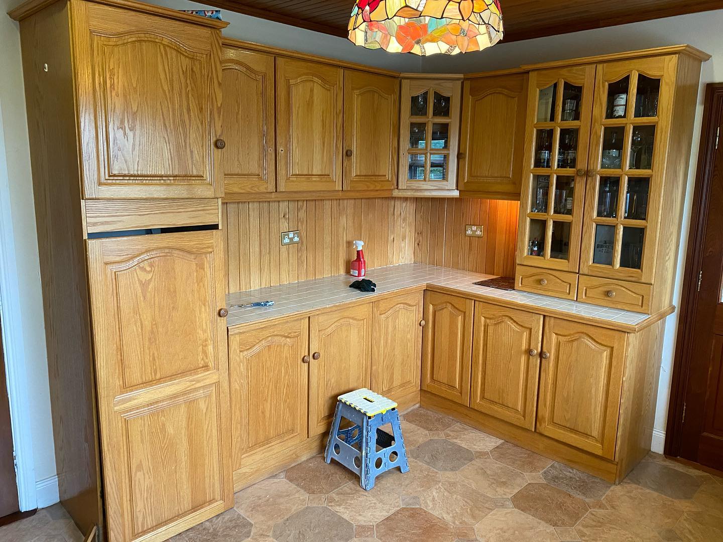 Here’s a kitchen we sprayed last week using @farrowandball cornforth white on the tops and worsted on the bottoms. This oak kitchen was over 30 years old and needed a lot of prep to get the result we got in the end. The customer said it was a very dark kitchen and wanted it brighter. I think we achieved that.