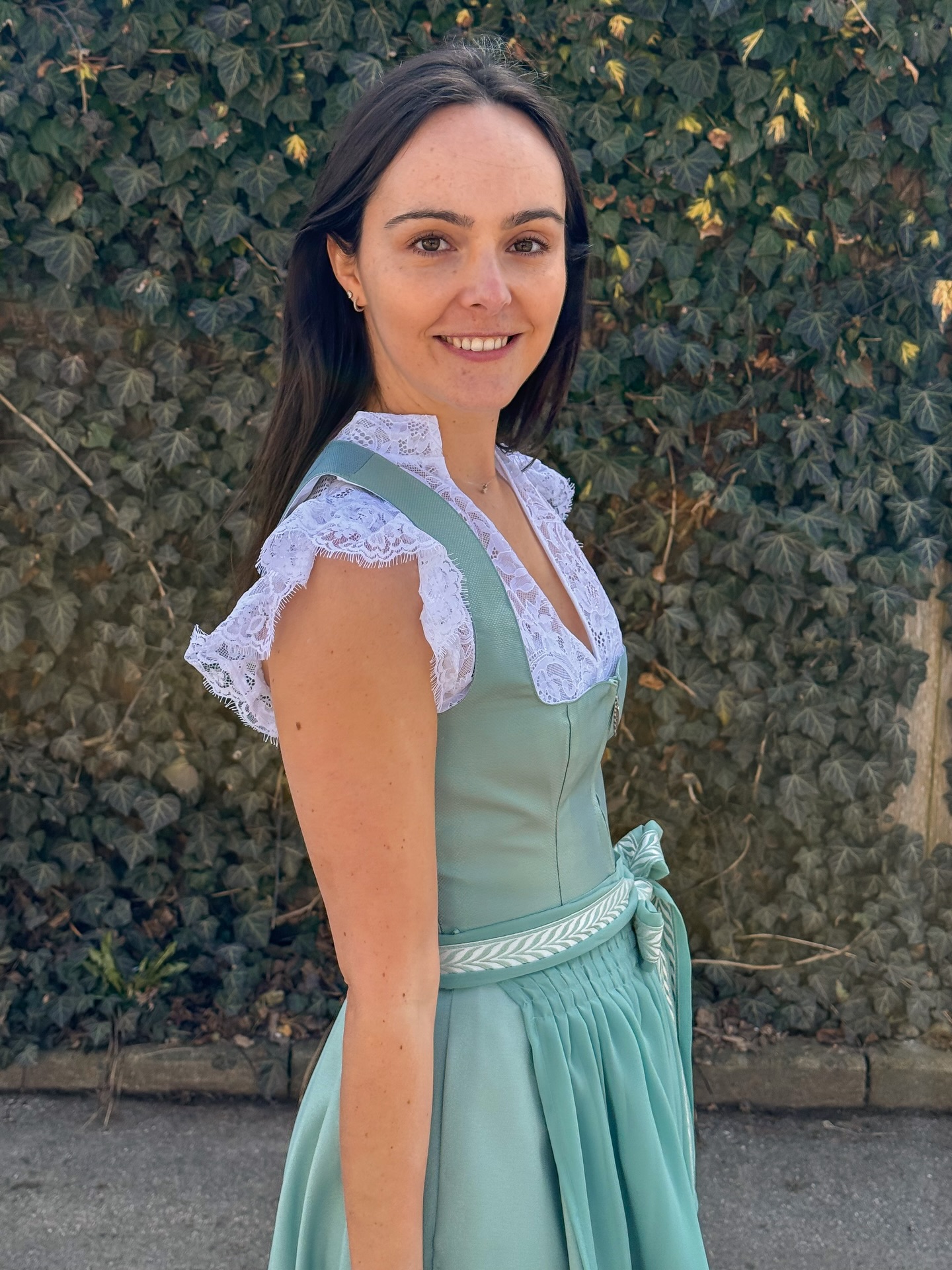 Frisch, feminin und perfekt für die neue Saison 🌸
Unser Dirndl Nadine in Mint schreit einfach nach Frühling. Die frische Farbe sorgt sofort für gute Laune und macht das Dirndl zu einem echten Hingucker auf jedem Festl.
Ein besonderes Detail:
Die Bluse mit feinen Glitzerpartikeln, die dezent im Stoff eingearbeitet sind und bei Bewegung wunderschön schimmern ✨
Wie gefällt Dir Mint beim Dirndl?
Genau dein Frühlingslook oder eher bei „klassischen“ Farben bleiben?