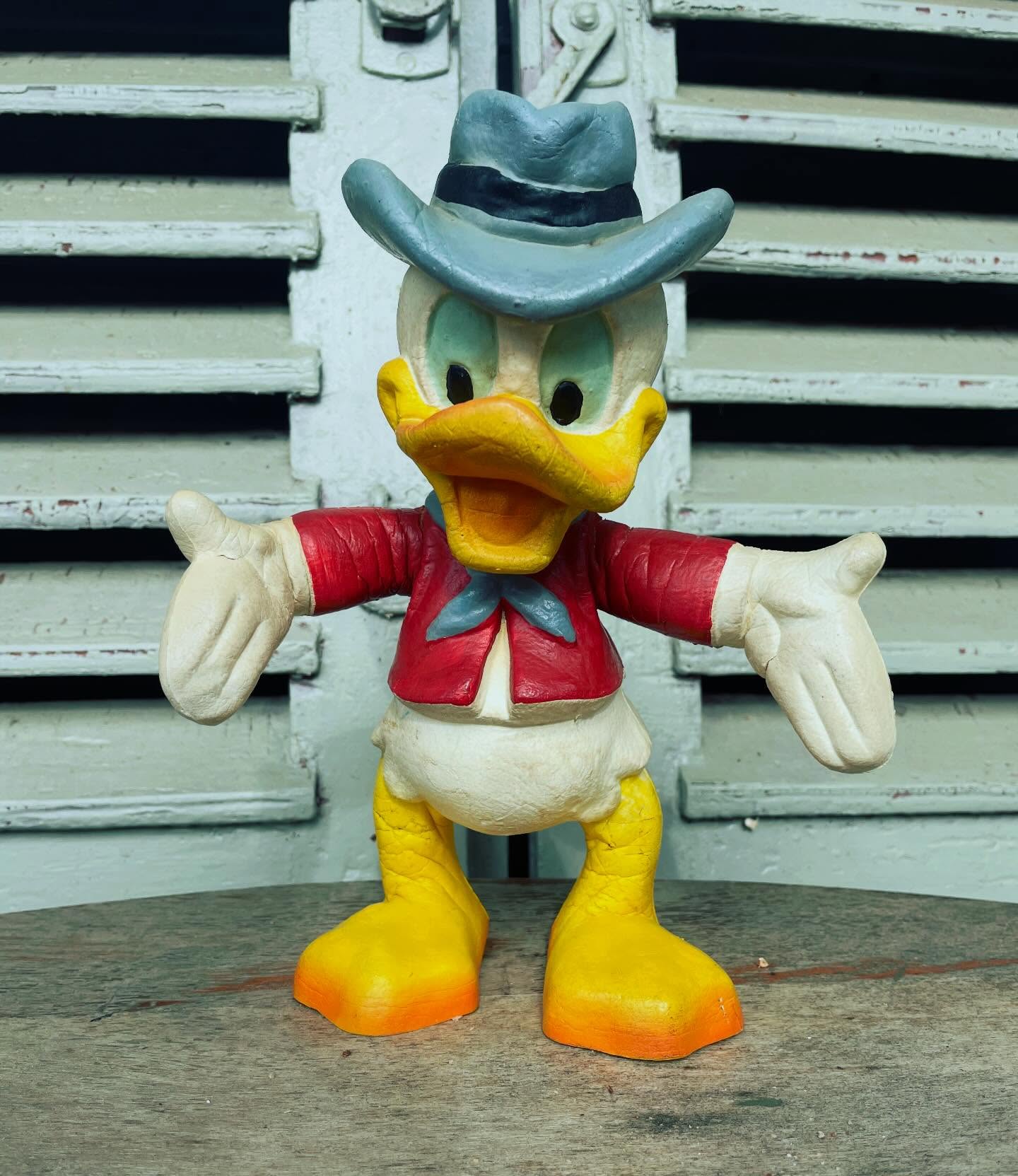 Howdy folks! 🤠
Thought we would show you something a little bit different today, and ( oh boy oh boy!!) this 1960s foam toy certainly fits the bill!
Lovely depiction of Donald Duck in his cowboy hat with poseable arms and legs H25cm £25
‘That’s all folks’😆 Have a great weekend
#donaldduck #1960s #foamtoy