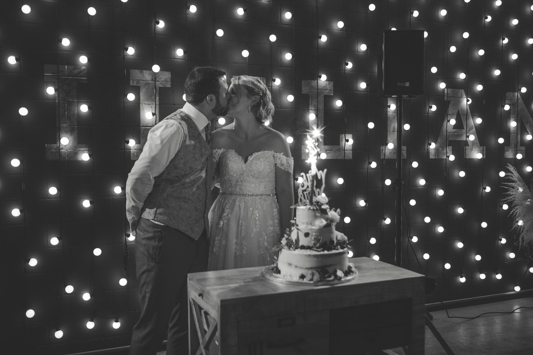 Der Partyteil der wunderbaren Hochzeit von Selin und Florian. Leider auch schon wieder sooo lange her. Schön wars 😍
Ich freue mich immer sehr, wenn ich auch am Abend dabei sein darf. Denn auch da entstehen so tolle Fotos von eurem wunderbaren Fest. Danke noch mal für das Vertrauen.
Location: @maxililian_solothurn
Torte: @lindasart.ch
Braut: @sun_se
Bräutigam: @florian_huebscher
#minaartphotography #maxililian_solothurn #hochzeitstorte #hochzeitstanz #party #fujifilmxt3 #hochzeitsfotografbern