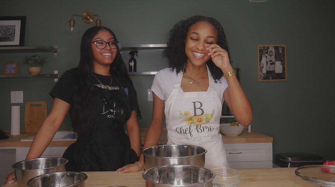 HELLOOO! LOL it’s late but that’s better than never😘
Tune into tonight’s episode with @theenialove as we make my most popular appetizers: southwest eggrolls and spinach dip!
Every Sunday @8pm est. Tune into Chefbmo’s Kitchen on youtube link in bio!