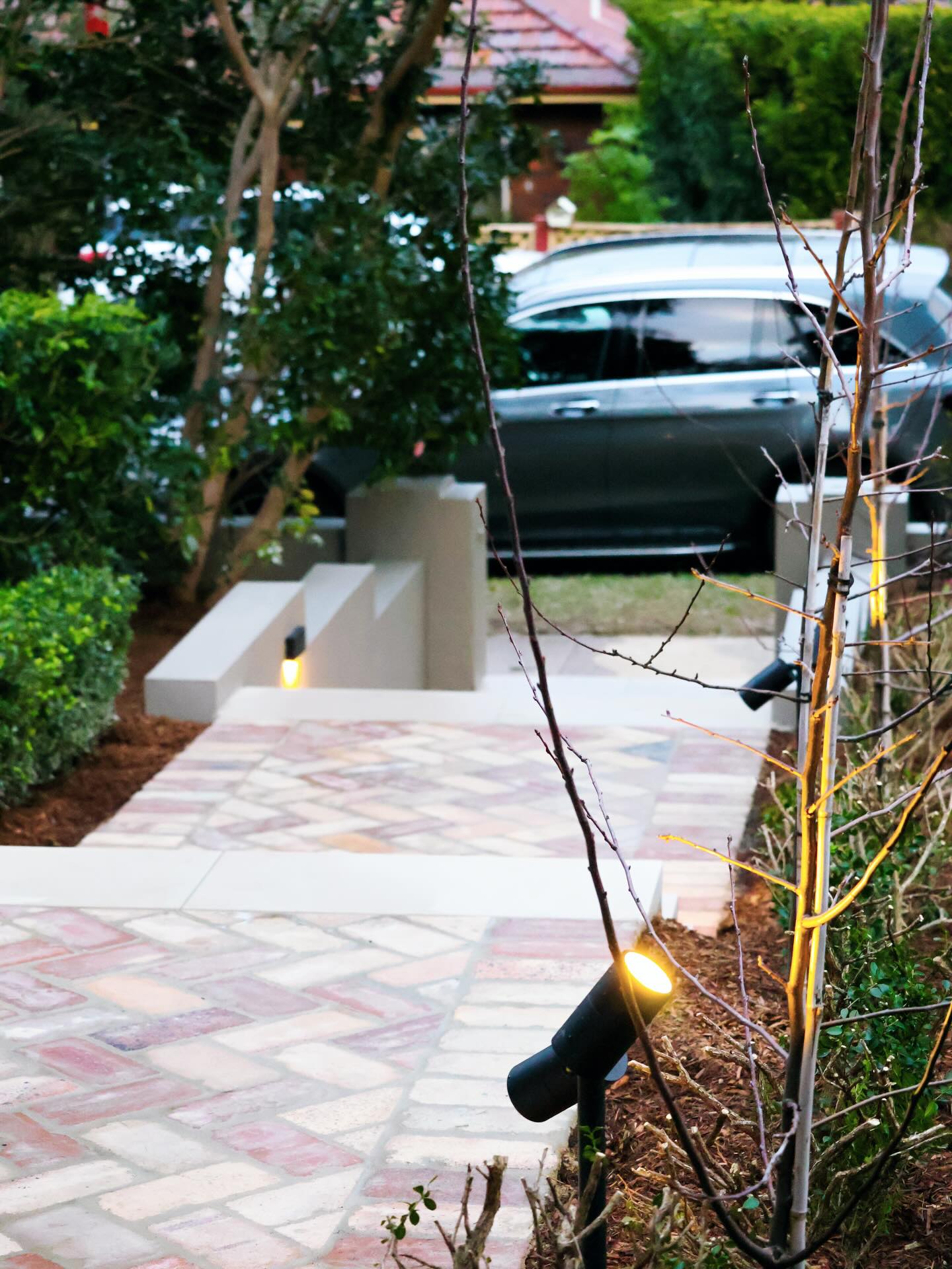 Natural materials done right 🧱 Recycled brick, sandstone & rendered walls bring texture and character to this front entry.
Landscape construction: @outdoorresidential_landscaping
Landscape design: @villageavelandscapedesign