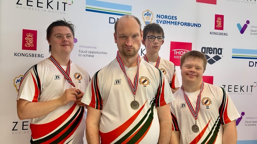 Helgen 6.–8. mars var preget av idrettsglede, mestring og fellesskap da svømmere fra hele landet møttes til årets Landsstevne. SK Speed stilte med en spent gjeng fra Speed United. For mange av deltakerne var dette en viktig opplevelse, og gruppa bidro til god stemning og fellesskap gjennom hele arrangementet.
Lørdag kveld ble det arrangert bankett, som ble et av helgens sosiale høydepunkter. Deltakerne fikk servert god mat, og stemningen var god da blant annet stolleken bidro til aktivitet og fellesskap i salen. Banketten ble en flott samling for utøvere, trenere og ledsagere etter en aktiv dag i svømmehallen. Banketten ble gjennomført på Thon Hotel Storo, som bidro til en god ramme rundt kvelden.
Det rettes også en stor takk til @godtbrod som leverte over 200 rundstykker med pålegg til deltakerne og bidro med halvparten av kostnaden for rundstykkene.
Vi vil også takke NFU Oslo @nfu_org for bidrag til innhold i goodiebagene til deltakerne, og @ecurabpa for støtte til arrangementet.
Vi vil også takke Norges Svømmeforbund @svommeforbundet for støtte og samarbeid i forbindelse med gjennomføringen av Landsstevnet.
Klubben ønsker samtidig å rette en takk til sin hovedsponsor @veslefrikk_eiendom som gjennom sitt årlige bidrag støtter klubbens generelle drift og bidrar til at klubben kan legge til rette for aktivitet og utvikling.