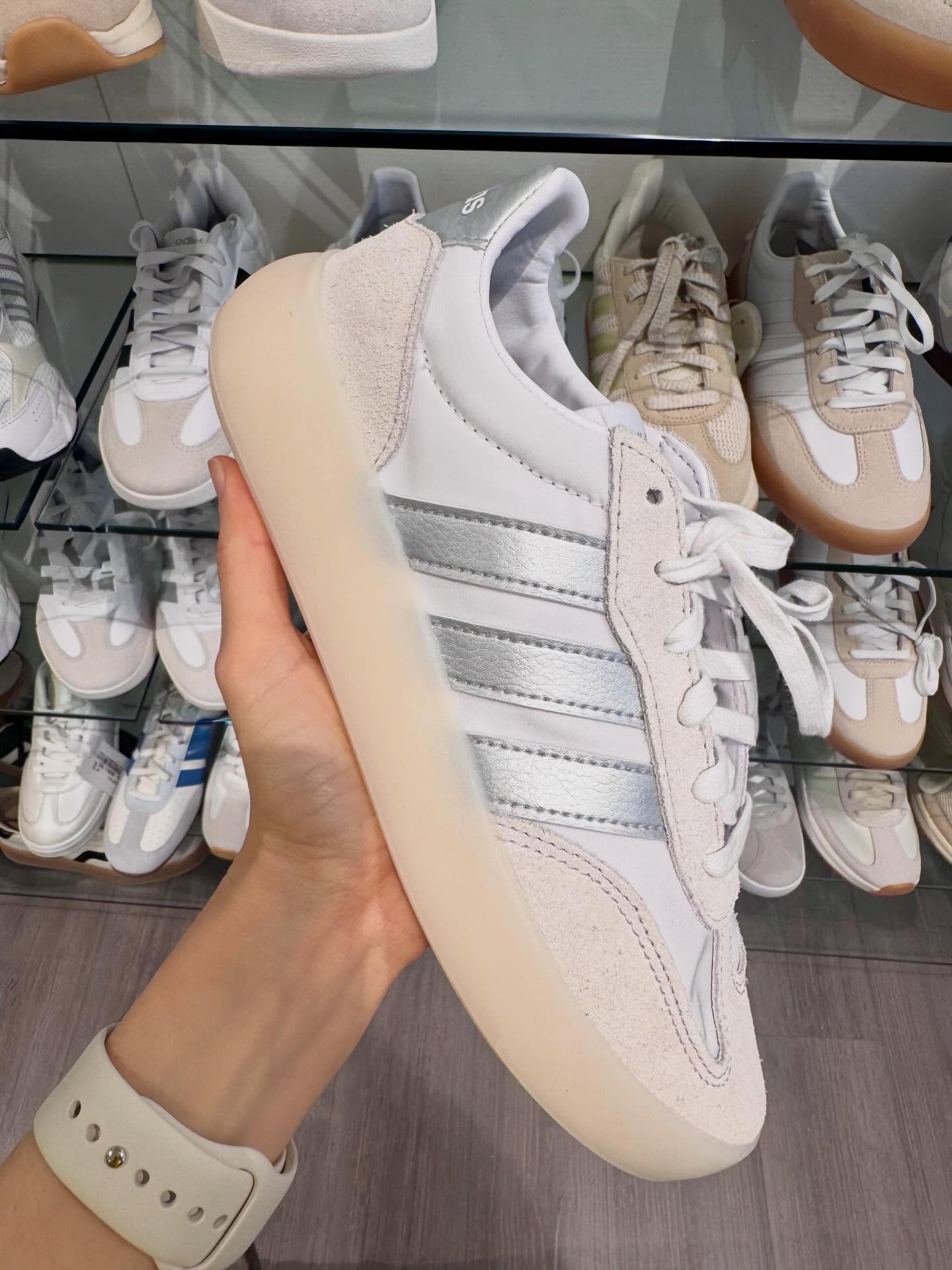 👟 Neu im Laden!
Die neuesten Sneaker von Adidas sind bei uns eingetroffen – stylisch, bequem und perfekt für euren Alltag.
Kommt vorbei und entdeckt die neuen Modelle für Damen, Herren und Kinder bei uns in Kampa Schuhe Freising und Schuhhaus Moosbauer in Erding
Jetzt vorbeischauen, anprobieren und euren neuen Lieblingssneaker finden! 👟✨
#Adidas #sneaker #Freising #Erding