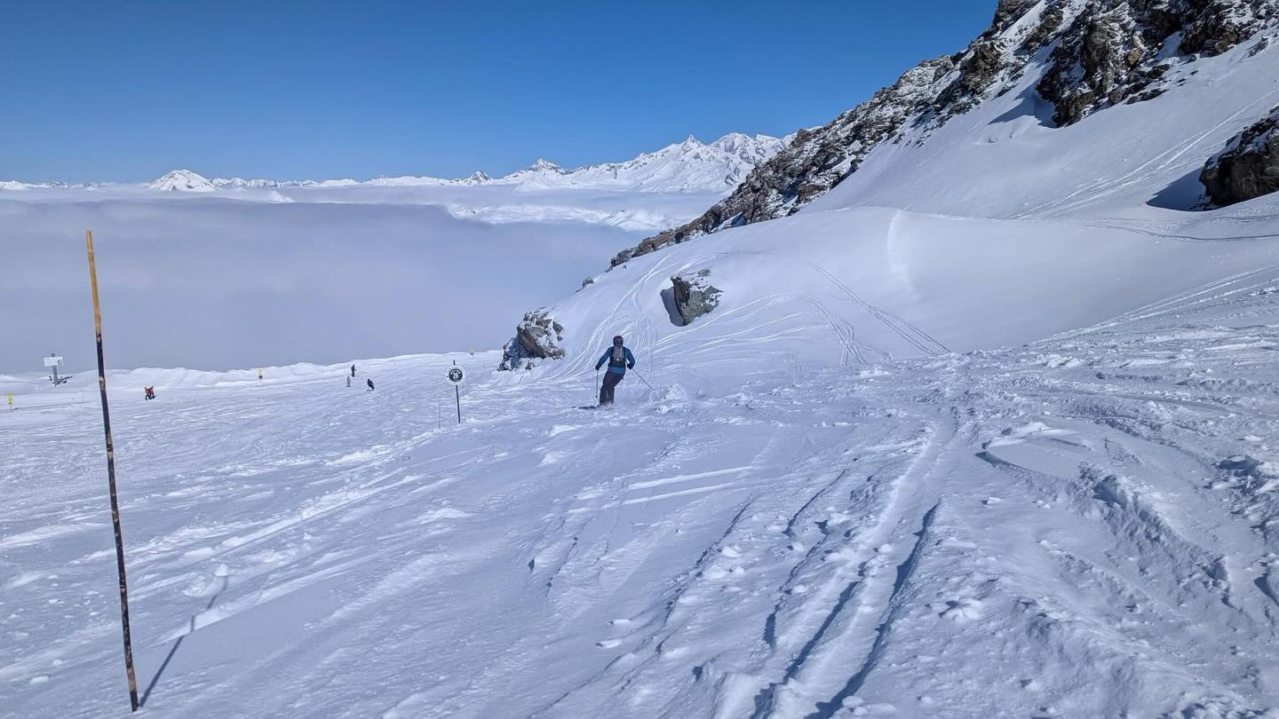 The #aiguillerouge is a 7 km run that takes you all the way to #chaletlejolipre
Great photo by @kirsty_s2k #snowtruechaletholidays
