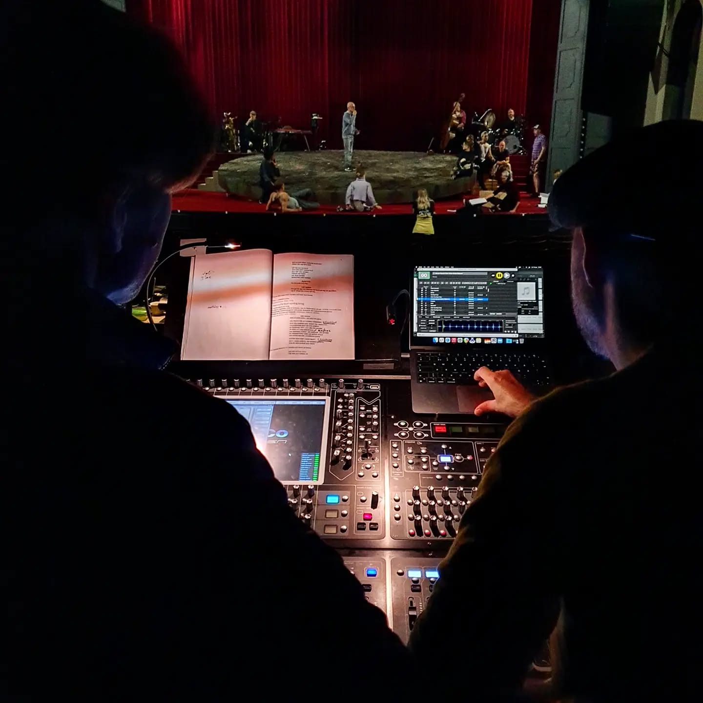 Idag är det premiär för Forever Piaf på Göta Lejon, där vi (framför allt Mårten) kommer köra ljudet under hösten. Kul projekt att jobba med! Ljuddesign av Jacob och PG.
#wssab #foreverpiaf @gotalejon @jatormodjulin @martenihre @dbaudiotechnik_gmbh @digico.official @wavesaudio