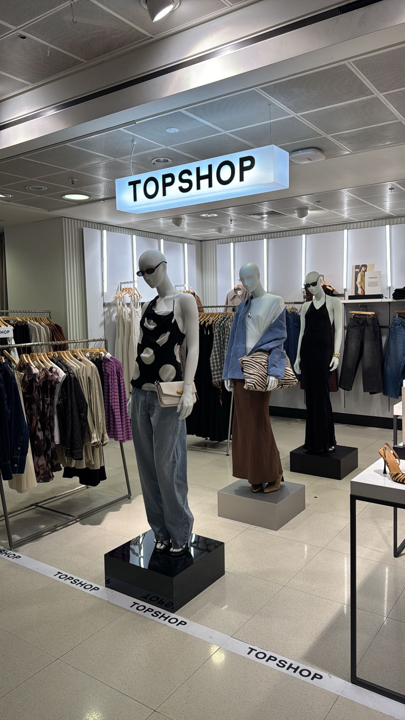 Topshop is back, but is it just me or all of the good stuff seems to be exclusively online on @asos ? 😌
Let me know your thoughts in the comments below ⬇️
#personalstylist #personalstylistlondon #topshopjohnlewis