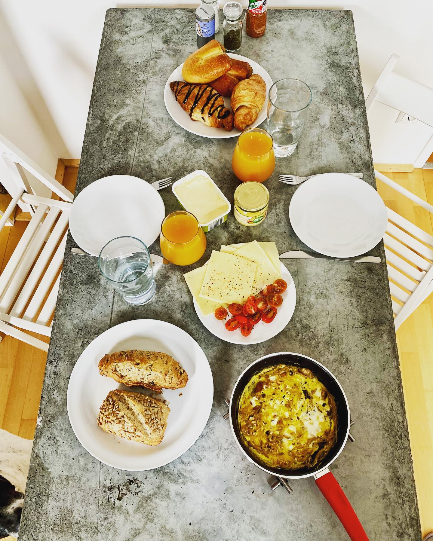 saturday brunch on one of a kind table made by @fe_tisch
if you’re looking for some amazing furniture, you definitely should check out the work of my extremely talented brother and business owner of @fe_tisch
so happy about my new dining table, again thanks so much ❤️
#saturday #saturdaybrunch #brunch #concrete #table #livingroom #alnatura #felber #tajin #casamexico #enjoyinglife #enjoyingthemoment #thegoodlife #vienna #austria