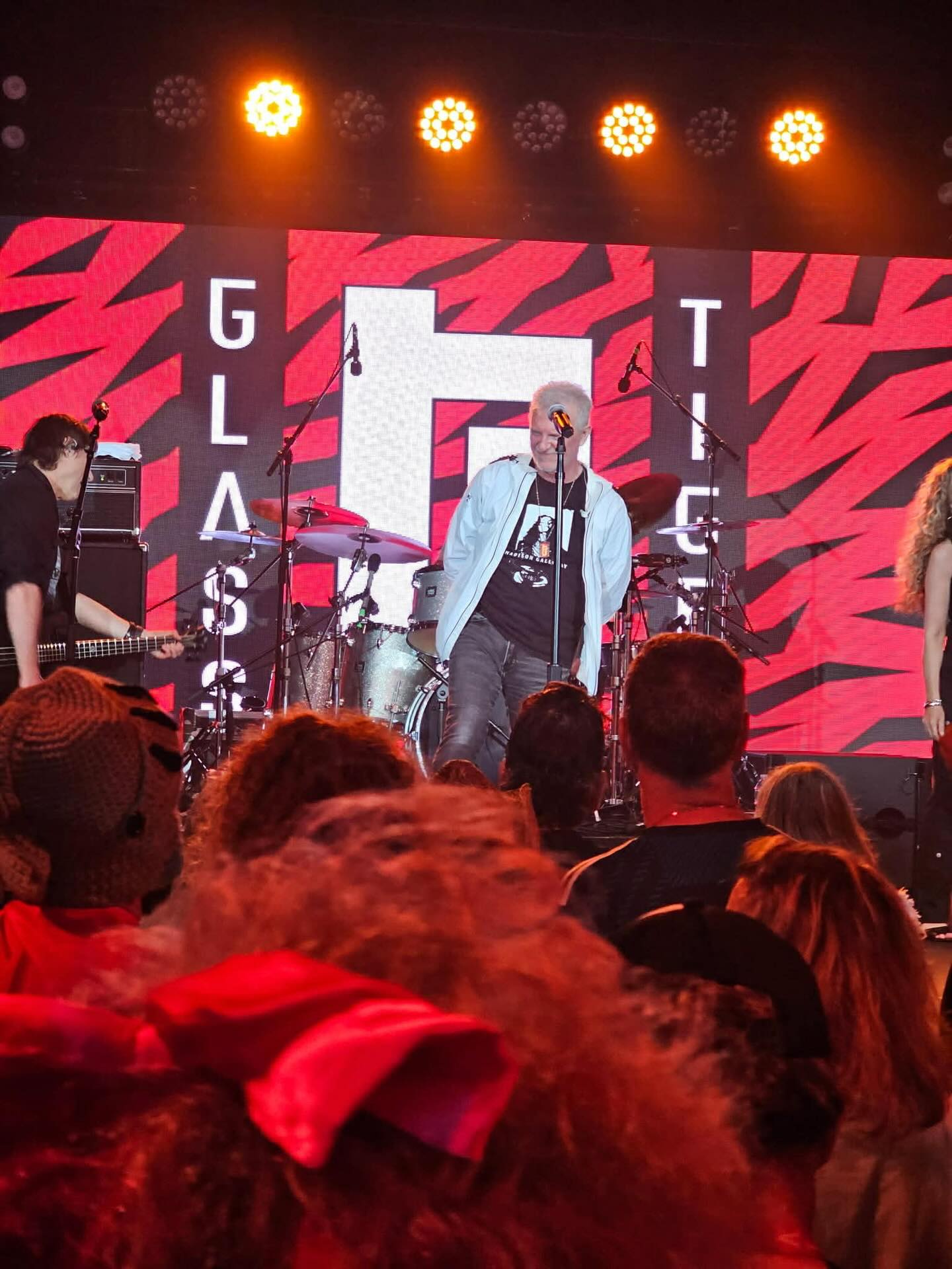WHAATT!!?! Someone just sent me this... @alan_frew of @glasstiger wearing a Madison Galloway t-shirt ON STAGE on The 80s Cruise!!! 🤯😁 You rock Alan! Thank you so much 🤘💜🙏
#MadisonGalloway #AlanFrew #GlassTiger #The80sCruise #OnlyOnThe80sCruise