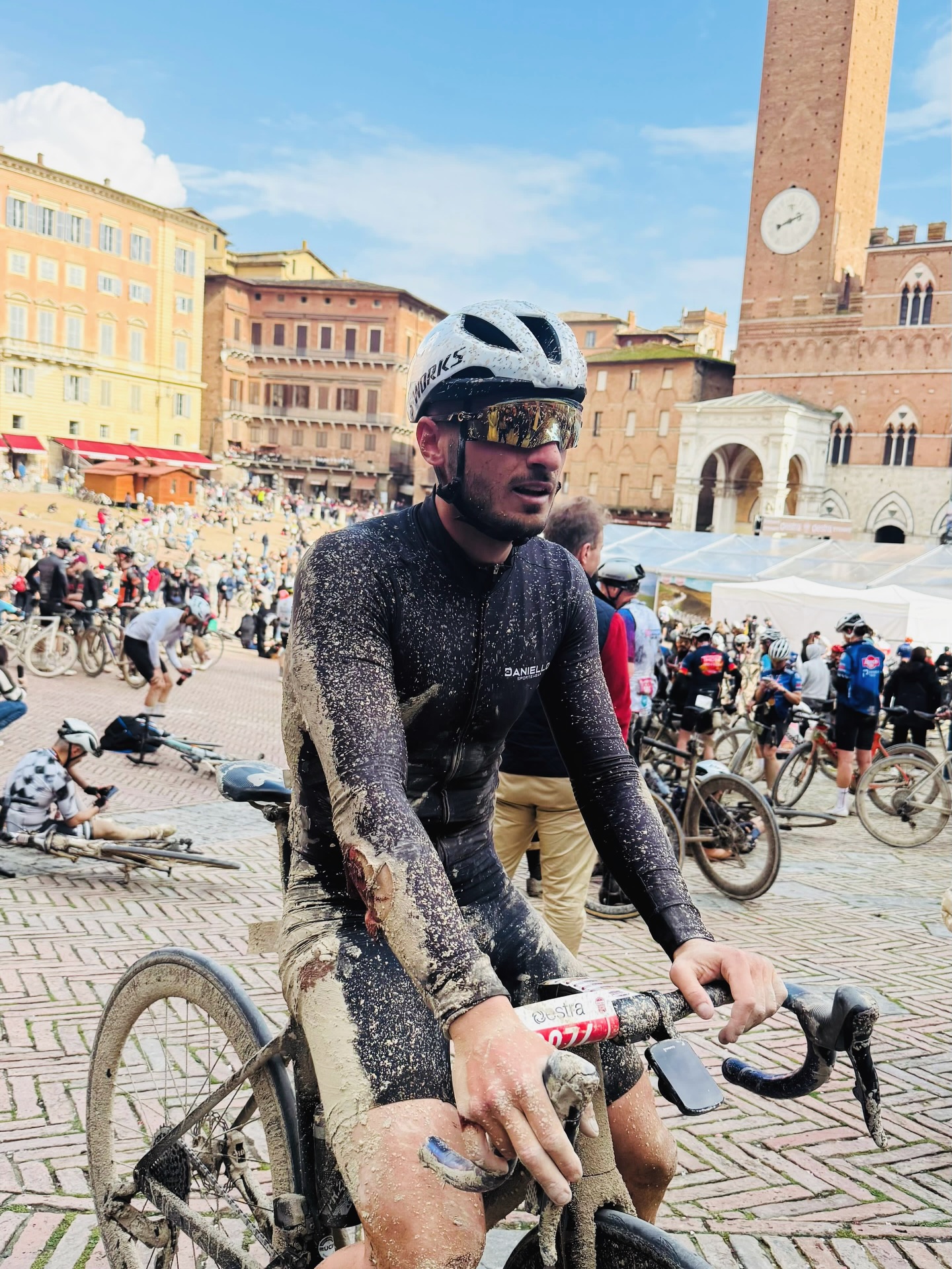 𝐅𝐚𝐧𝐠𝐨, 𝐬𝐭𝐞𝐫𝐫𝐚𝐭𝐨 𝐞 𝐩𝐮𝐫𝐚 𝐩𝐚𝐬𝐬𝐢𝐨𝐧𝐞.
Alla @gf_stradebianche i nostri atleti hanno vissuto una giornata epica su uno dei percorsi più affascinanti del ciclismo.
Orgogliosi di essere al vostro fianco in queste sfide💪
Dopo il trionfo di @tadejpogacar nella gara dei professionisti, la passione è continuata nella Granfondo con tutti voi.🤩
#stradebianche#pogacar#granfondostradebianche#siena#ciclismo