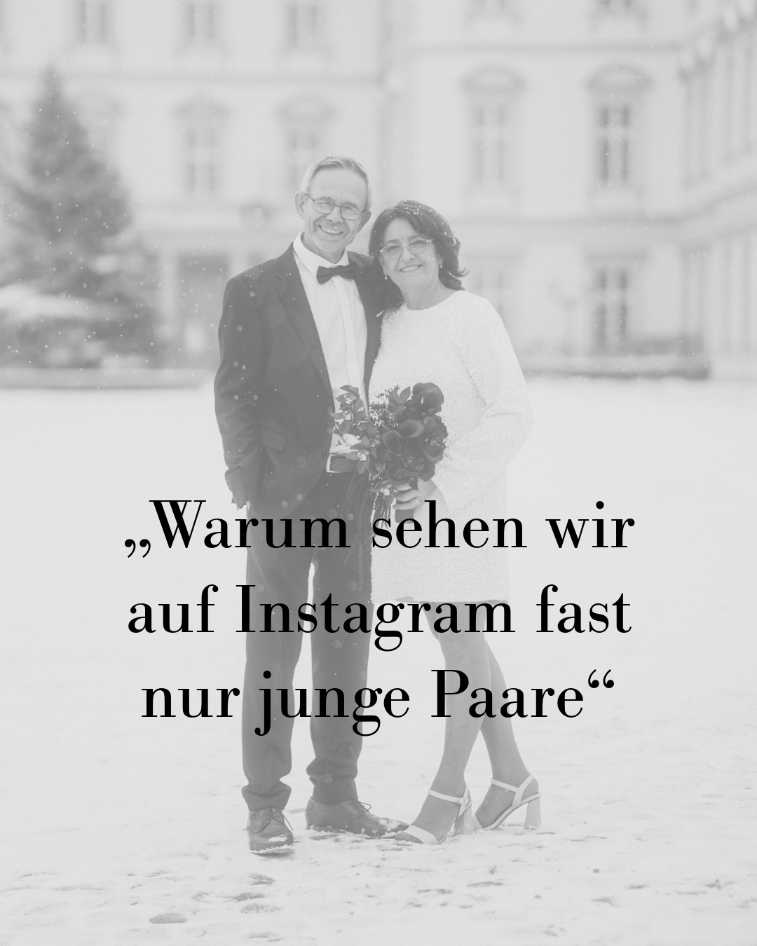 Sie ist 65. Er ist 70. und sie haben sich über beide Ohren verknallt.
Schaut mal bitte, wie toll die Beiden zusammen sind. Das Glück ist ihnen ins Gesicht geschrieben, dieses Strahlen.
Beide hatten schon ein ganzes Leben hinter sich.
Kinder. Geschichten. Verluste. Erfahrungen.
Und dann… haben sie sich gefunden und es passt einfach.
Keine perfekte Instagram-Hochzeit.
Keine Models.
Nur zwei Menschen, die sich anschauen und wissen:
„Ich möchte den Rest meines Lebens mit dir verbringen.“
Und genau das ist es, worum es bei meinen Paaren geht, zwei Menschen die ihre Lieben feiern möchten.
Nicht um Perfektion.
Nicht um Instagram, sondern um Liebe.