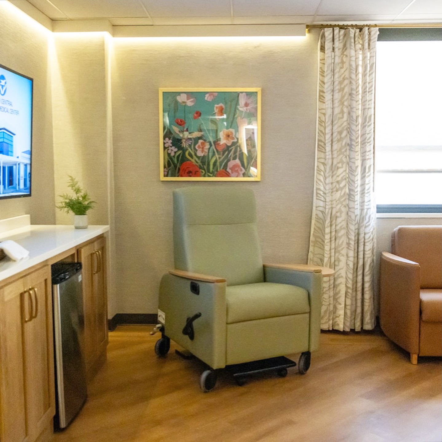 I was so honored to see my artwork featured on Home Town last night. Seeing everything come together in the postpartum rooms was so special. 🤍
These spaces are for rest and the welcoming of new life. Just knowing my art might bring a little calm and comfort to the families staying here during such an important moment fills me with so much joy!
Feeling so grateful to be a small part of something so meaningful!!! 🤍