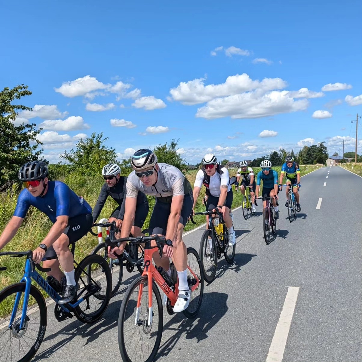 Heute standen 100 Kilometer auf dem Programm. Mit 8 gut gelaunten Menschen ging es bei 13 Grad Recht frisch los, was der Stimmung wirklich nix ausmachte. Richtung rhüden und lamspringe ging es nach baddeckenstedt und über Gebhardshagen wieder in die Heimat. Am Ende viele glückliche Gesichter und eine richtig tolle Adlerrunde. Sicher nicht die letzte in 2024. Vielen Dank an alle Beteiligten 😄🦅🚴🏼♀️🚴🏼
#rennrad #rennradharz #rsvadler #adlergoslar #rennradliebe