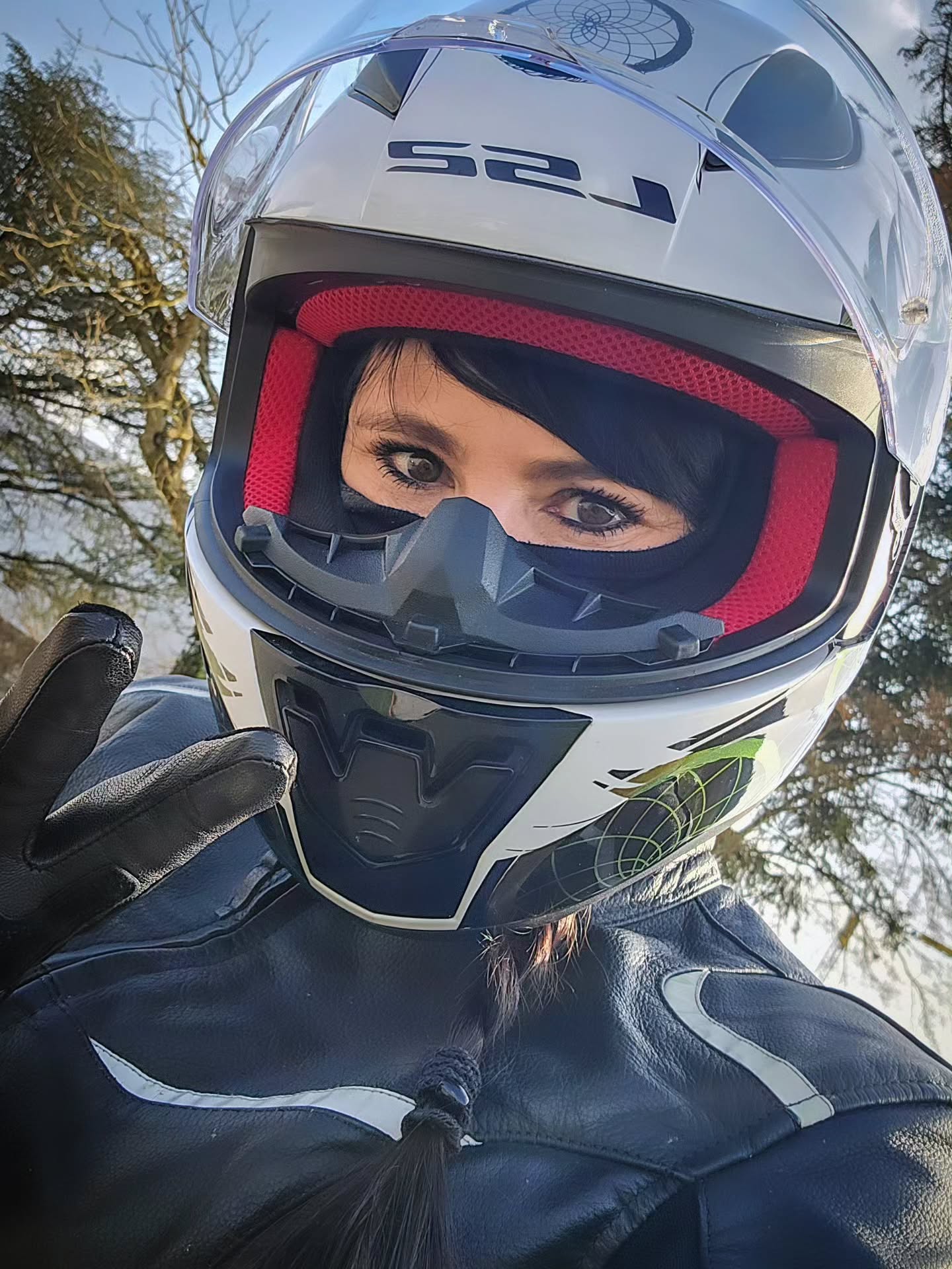 𝑰𝒏𝒕𝒆𝒓𝒏𝒂𝒕𝒊𝒐𝒏𝒂𝒍 𝑾𝒐𝒎𝒆𝒏’𝒔 𝑫𝒂𝒚 🌸🏍️
𝑺𝒕𝒓𝒐𝒏𝒈 𝒘𝒐𝒎𝒆𝒏. 𝑶𝒑𝒆𝒏 𝒓𝒐𝒂𝒅𝒔. 𝑬𝒏𝒅𝒍𝒆𝒔𝒔 𝒇𝒓𝒆𝒆𝒅𝒐𝒎.
𝑻𝒉𝒆𝒓𝒆’𝒔 𝒔𝒐𝒎𝒆𝒕𝒉𝒊𝒏𝒈 𝒑𝒐𝒘𝒆𝒓𝒇𝒖𝒍 𝒂𝒃𝒐𝒖𝒕 𝒂 𝒘𝒐𝒎𝒂𝒏 𝒐𝒏 𝒂 𝒎𝒐𝒕𝒐𝒓𝒄𝒚𝒄𝒍𝒆 — 𝒕𝒉𝒆 𝒆𝒏𝒈𝒊𝒏𝒆 𝒓𝒐𝒂𝒓𝒊𝒏𝒈, 𝒕𝒉𝒆 𝒘𝒊𝒏𝒅 𝒓𝒖𝒔𝒉𝒊𝒏𝒈 𝒑𝒂𝒔𝒕, 𝒂𝒏𝒅 𝒕𝒉𝒆 𝒇𝒆𝒆𝒍𝒊𝒏𝒈 𝒕𝒉𝒂𝒕 𝒕𝒉𝒆 𝒘𝒉𝒐𝒍𝒆 𝒘𝒐𝒓𝒍𝒅 𝒊𝒔 𝒚𝒐𝒖𝒓𝒔 𝒕𝒐 𝒆𝒙𝒑𝒍𝒐𝒓𝒆. 💨
𝑻𝒐𝒅𝒂𝒚 𝒘𝒆 𝒄𝒆𝒍𝒆𝒃𝒓𝒂𝒕𝒆 𝒇𝒆𝒂𝒓𝒍𝒆𝒔𝒔 𝒘𝒐𝒎𝒆𝒏 𝒘𝒉𝒐 𝒓𝒊𝒅𝒆 𝒕𝒉𝒆𝒊𝒓 𝒐𝒘𝒏 𝒓𝒐𝒂𝒅, 𝒃𝒓𝒆𝒂𝒌 𝒍𝒊𝒎𝒊𝒕𝒔, 𝒂𝒏𝒅 𝒍𝒊𝒗𝒆 𝒍𝒊𝒇𝒆 𝒕𝒐 𝒕𝒉𝒆 𝒇𝒖𝒍𝒍𝒆𝒔𝒕.
#internationalwomensday❤️ #motorradfahren #motorbike #motorbiking #yamaha