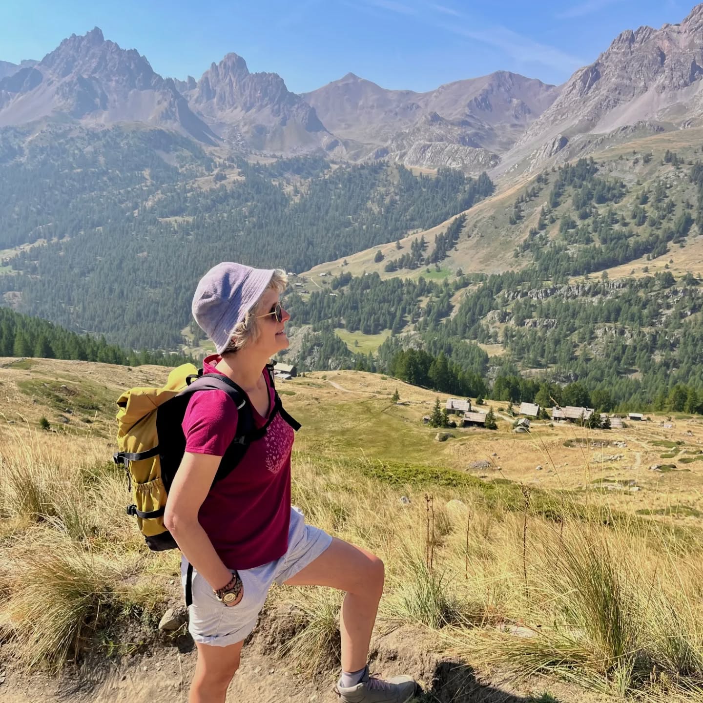 ⛰️ Wanneer de bergen je helpen herinneren wie je echt bent... ✨
Vorige zomer trok @saramarijs met ons mee de bergen in. Haar woorden raken nog steeds… Daarom delen we ze hier graag, precies zoals ze zelf haar transformatie beschreef. 🦋
"Tijdens Passagetocht kwamen mijn revalidatie, de daarna gevolgde trainingen/therapieën en ik bij elkaar. Allemaal puzzelstukjes die deels al in elkaar gelegd waren, maar deze losse delen hadden elkaar nog niet gevonden. Ik besefte in de Franse Alpen waar ik al heel lang naar opzoek was; mezelf. Wie was ik nou echt na mijn ongeluk waarbij ik een hersenletsel opliep? De afgelopen jaren werd duidelijk wat ik niet meer kan en vooral wat nog wel. Maar ik kon mezelf nooit echt vinden in dit plaatje.
In Vallée de la Clarée vielen alle puzzelstukjes op de juiste plek en kwam mijn nieuwe ik tevoorschijn. Dat was een zeer aangename ontmoeting. Ik vond de rust en tegelijkertijd de kracht in mezelf. Daartussenin zit wie ik altijd al was, met een nieuwe twist eraan toegevoegd. Voordat ik aan de Passagetocht deelnam, had ik het nummer ‘Het is genoeg’ van Wende Snijders al vaak geluisterd en vond de tekst altijd heel erg goed, maar voélde ik deze niet. Een stukje uit het nummer van Wende heb ik tussen de prachtige bergen echt kunnen omarmen en laat ik nu nooit meer los;
“Ik ben meer dan goed genoeg
want ik ben hier zoals ik ben
met alle glans en rafelranden”
Sinds ik terug ben uit Frankrijk voel ik de tekst wél. Een mooier souvenir had ik me niet kunnen wensen. Mijn Passagetocht heeft me veel meer gebracht dan alleen een prachtige omgeving en fijne, warme mensen.
Dankjewel Karlien, Yulfriana en groep!
Mede dankzij jullie heb ik mezelf weer gevonden!!"
🙏❤️ We voelen diepe dankbaarheid dat we haar proces, samen met de andere processen, mee bedding mochten geven. @kareny.borremans ik creëerden een warme en veilige ruimte waarin mensen konden vertragen, voelen, ontdekken en stukje bij beetje thuiskomen bij zichzelf.
🌄 Misschien voel jij ook dat het tijd is voor een passage.
Ik ontmoet je graag in een gratis kennismakingsgesprek via www.passagetochten.fr 🍵
Liefs!
Karlien
🌻