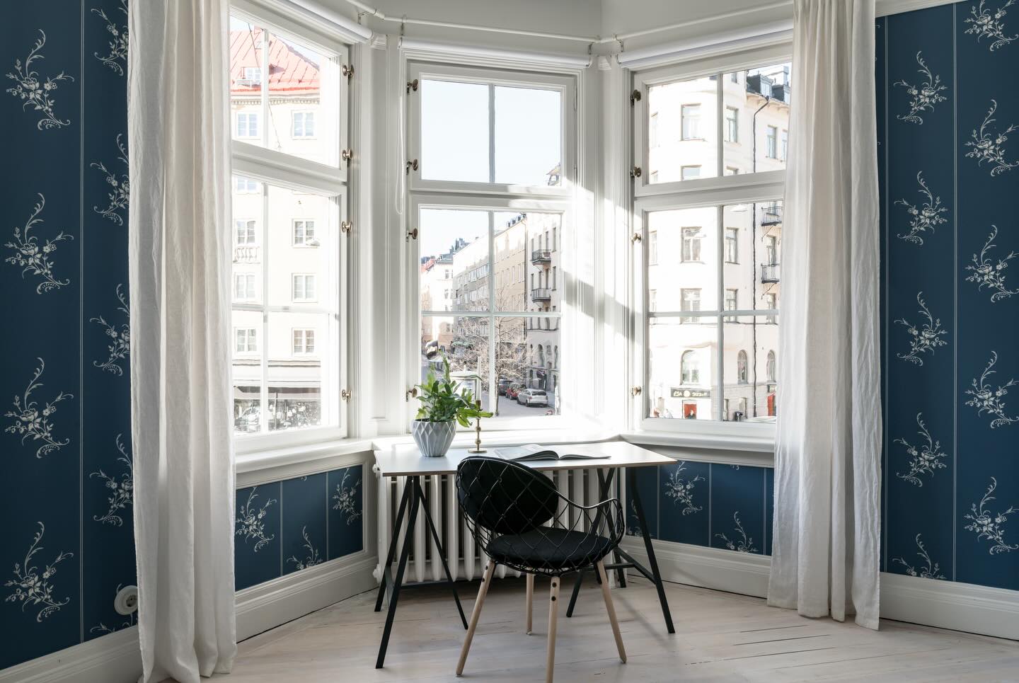 Kärlek för fönster 💛
Jag har alltid älskat vackra fönster. Både från utsidan - att promenera och titta på fastigheter och vackra fönster. Men såklart framförallt att uppleva hur fönstren skapar magi i rummen. I många gamla hus som vi jobbar med har vi förmånen att få se mycket fint. Hur man ska ta hand om de gamla fönstren och renovera dem, det är en fråga i sig som vi kan ta en annan dag.. 😆
Men idag njuter jag lite av minnet av det här rummet. Ljuvligt ljusflöde och det kändes som att man var en del av allt som hände där utanför, samtidigt som man fick uppleva allt lite på avstånd (helt perfekt 🙃).
Vi försöker alltid möblera rummen så att man kommer fram till fönstren - det är ett knep som gör att man får ut ännu mer av dem. Och har du ett hus med vackra fönster, glöm inte att njuta av dem lite extra idag!
#renoveragamlahus #sekelskifteshus #gamlafönster #sekelskifte #gamlahus