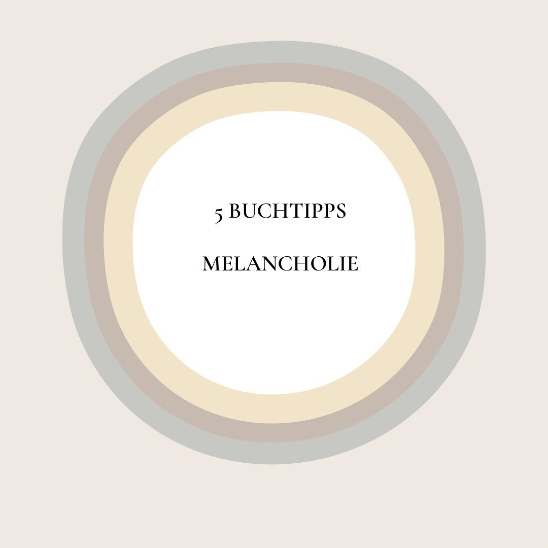Die Melancholie hat keinen so prickelnden Ruf. Befragt man Wikipedia, so erfährt man, dass sie früher auch nicht ganz so einladend „Schwarzgalligkeit“ genannt wurde und eine durch Schwermut bzw. Schwermütigkeit, Schmerz, Traurigkeit oder Nachdenklichkeit geprägte Gemütsstimmung bezeichnet, die in der Regel auf keinen bestimmten Auslöser oder Anlass zurückgeht. Für mich ist sie wahrscheinlich seit meiner Jugend ein wichtiger Begleiter meines Gefühlsspektrums und keineswegs so negativ, wie in der Definition dargestellt. Ich verbinde Melancholie vor allem mit Zeiten des Übergang, in denen das Alte nicht mehr da ist und das Neue sich noch nicht ganz zeigt. Sie zeigt sich immer auch für mich in den Übergangsphasen der Jahreszeiten, so wie jetzt im Herbst. Im Grunde hat Melancholie für mich auch viel mit Gegenwärtigkeit und Achtsamkeit und vor allem Verbundenheit zu tun. Mit dem sein was ist, zulassen was schwierig ist und die Einsicht, dass alles letztlich vergänglich ist. Der Raum zwischen den Dingen, der sich manchmal schwer in Worte fassen lässt. Mein Faible für die Melancholie drückt sich wohl auch sehr über meinen Buchgeschmack aus und so habe ich euch ein paar Bücher zusammengestellt, die mich berührt haben im letzten Jahr und mir geholfen haben den Wert dieser komplexen Gefühlslage, die die Melancholie bietet noch mehr sehen zu können. @thedanielschreiber @lohmann.eva @susancainauthor @katherinemay_
Weitere Empfehlungen von euch sind in den Kommentaren natürlich ganz herzlich willkommen!
#buchtipp #leseliebe #melancholie #übergang #herbst #verlust #trauer #neubeginn #derraumzwischendendingen #gegenwärtigkeit #verbundenheit #seelischegesundheit #psychologie #fühlen #allegefühlesinderlaubt #veränderung #buchempfehlung