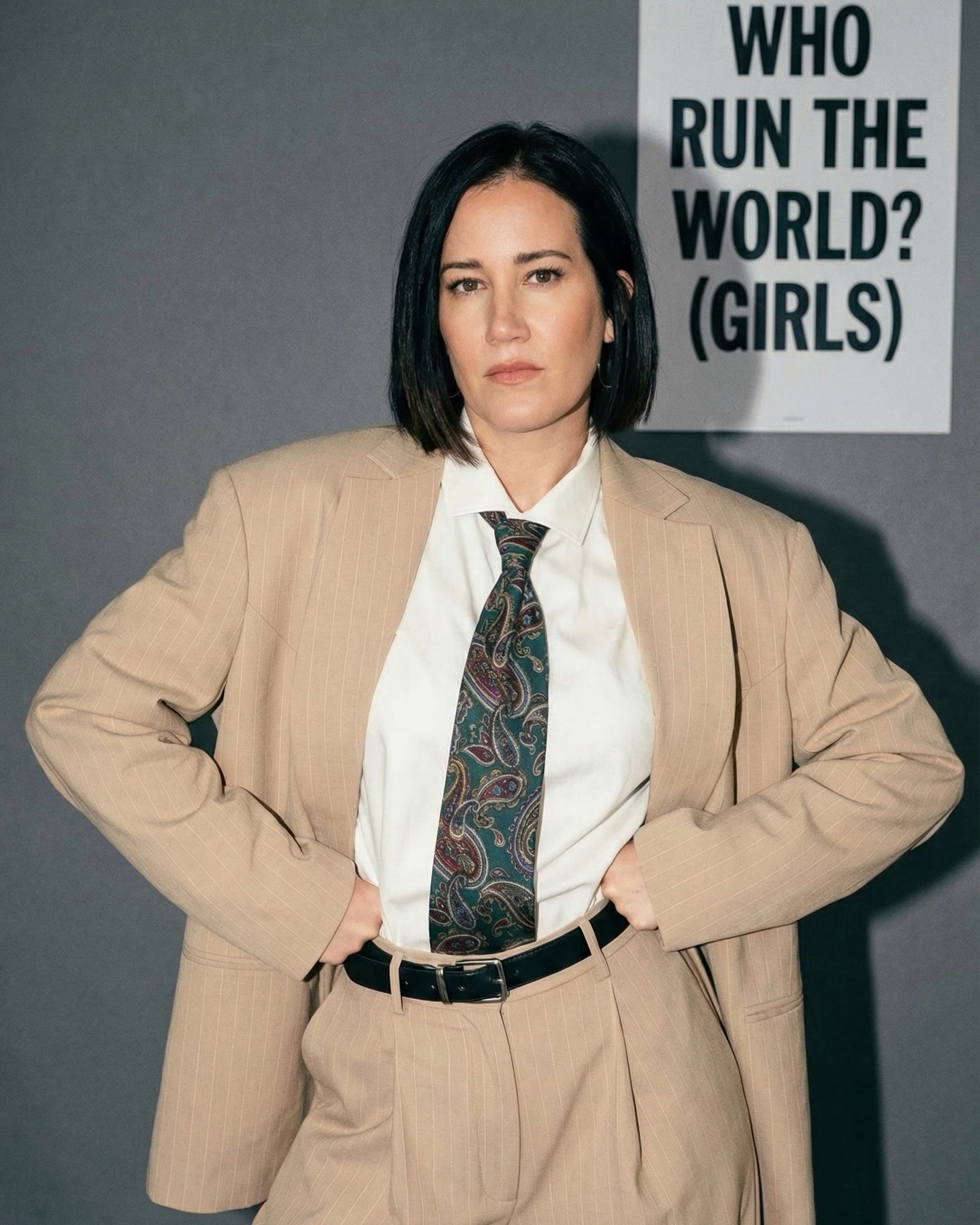 Essere donna, per me, significa attraversare il mondo con sensibilità e forza insieme.
È intuizione, curiosità, fragilità che diventa coraggio, capacità di trasformare ogni esperienza in qualcosa che lascia un segno.
Essere donna è ascoltare, creare, immaginare.
È avere mille sfumature e non doverne scegliere una sola.
Oggi celebro tutte le donne che ogni giorno trovano il loro modo di essere libere, autentiche, imperfette e straordinariamente vere.
Who run the world? (girls) ✨🩷
Se volete provare questo outfit anche voi: scaricate l’app @glam_app e con il codice DRESSERTAI avete uno sconto del 50% 🩷
@glamaicreators