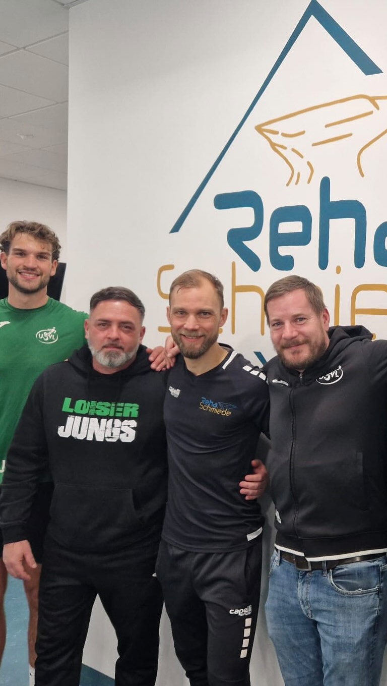 Feinschliff für die Meisterschaft 💪🔥
In den letzten Wochen waren wir 3 mal in Horn zu Gast bei der @rehaschmiede und durften dort unter der Betreuung von @felix_werle_physiotherapie an unseren athletischen Fähigkeiten arbeiten.
Die Einheiten waren eine perfekte Mischung aus Kraft, Schnelligkeit und Explosivkraft – genau der richtige Feinschliff für unsere Vorbereitung. ⚡️
Vielen Dank für die top Betreuung, die professionellen Inputs und die intensiven Einheiten!
Uns hat es extrem getaugt und wir kommen gerne wieder.
Eine klare Empfehlung für alle Mannschaften, die im athletischen Bereich noch mehr herausholen wollen – Expertise aus erster Hand.
Danke euch! 🙌💚🤍
#forzausvl #loiserjungs #vorbereitung #athletiktraining #langenlois