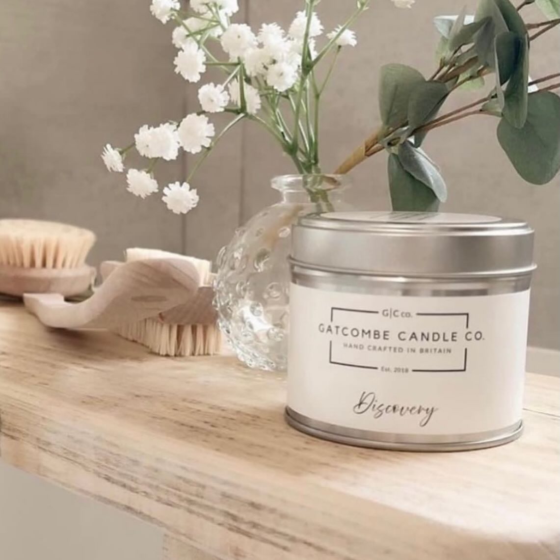 What’s your most recent discovery?
We discovered the beautiful town of @bakewell this weekend - the ‘Bakewell puddings’ were divine! Have you been?
Home now and time to relax and reflect on such a lovely little break - great company, food & 🥂
Do you light candles in the bathroom?
Discovery features superb worldly scents, such as blackcurrant from sunny Corsica, bergamot from Italy, Calville Blanc apples from France with some Louisiana birch 🤍
Enjoy your evening 🤍
#discovery #relax #home #style #selfcare