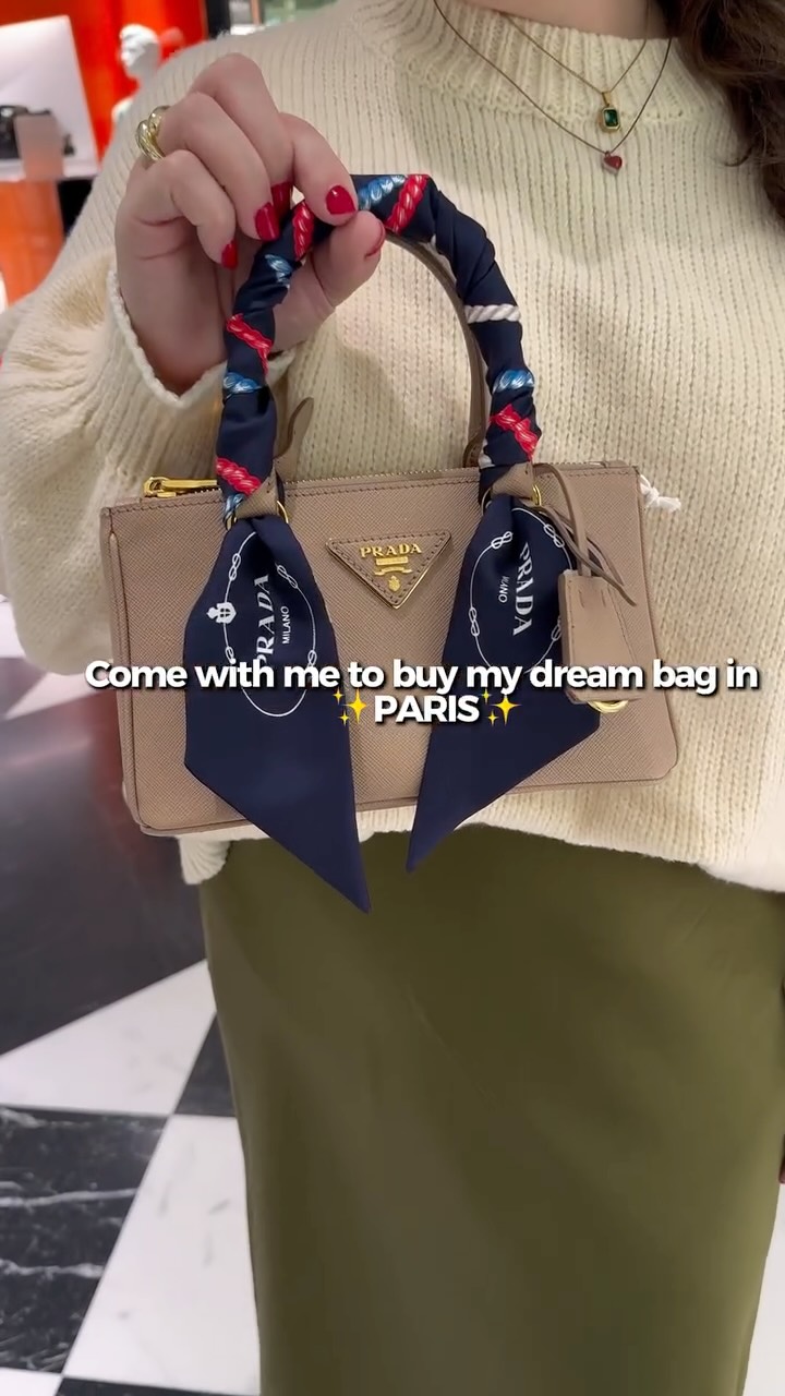 Bought myself a little treat 🥰
#paris
#prada