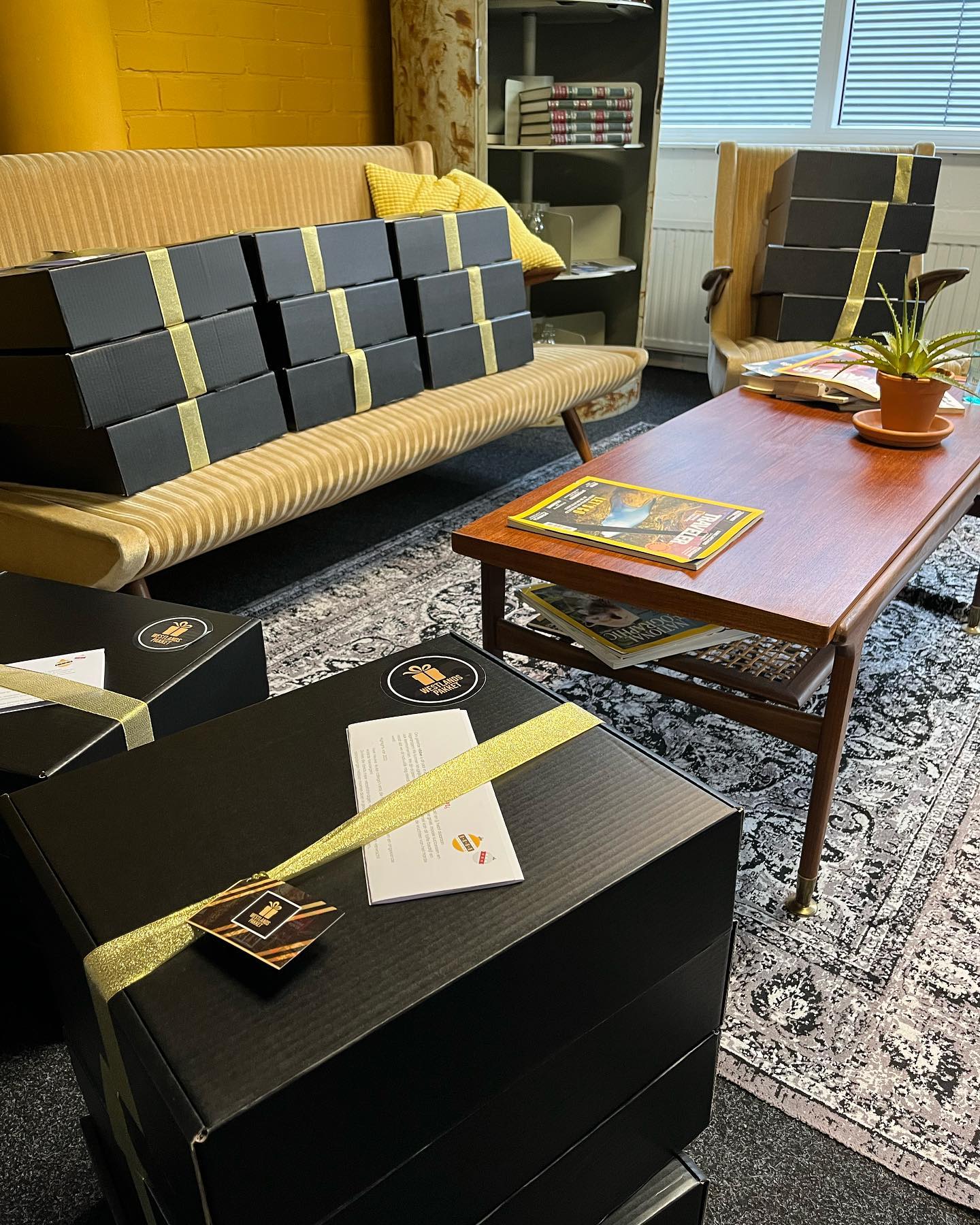 Wat een toffe periode van het jaar is dit! ππ
Nog even knallen en morgen de laatste pakketten bezorgen! π
#streekproducten #westland #kerstpakketten #kerst #geschenken