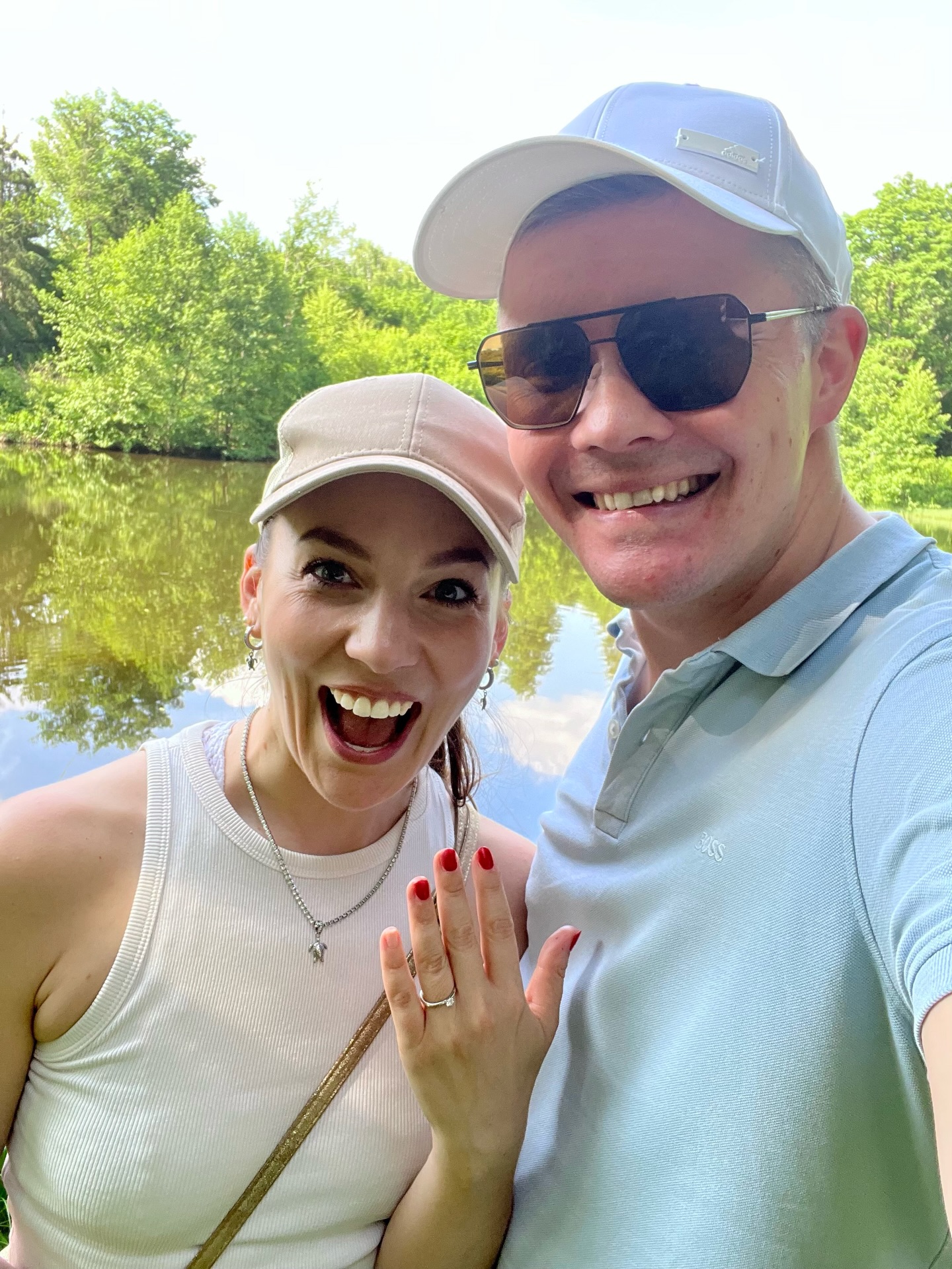 I Said YES!! 💜
Das war einer der schönsten Momente meines Lebens. Ich war völlig überrascht – weil ich in diesem Moment überhaupt nicht damit gerechnet habe. Das war am 11.06.2025 🥰
Wir waren im Urlaub in Frankreich und haben das Tal der tausend Seen erkundet. Es war ein wunderschöner Tag: gutes Wetter, eine traumhafte Landschaft und ich hatte eh schon dieses Gefühl von Zufriedenheit und Glück im Gepäck.
Irgendwann haben wir einen kleinen Platz direkt an einem See gefunden und dort ein spontanes Picknick gemacht. Ganz allein. Weit und breit keine Menschenseele. Nur die Natur und wir. Alles war eigentlich schon perfekt und als Daniel dann noch einmal ans Ufer gehen wollte, um die Aussicht zu genießen, habe ich mir überhaupt nichts dabei gedacht.
Und dann kam plötzlich die große Frage.
Ich habe mich riesig gefreut – und natürlich Ja gesagt. ❤️
Wie war eigentlich euer Heiratsantrag?
#heiratsantrag #hochzeit #verliebt #bestdayever♥️ #verlobt
