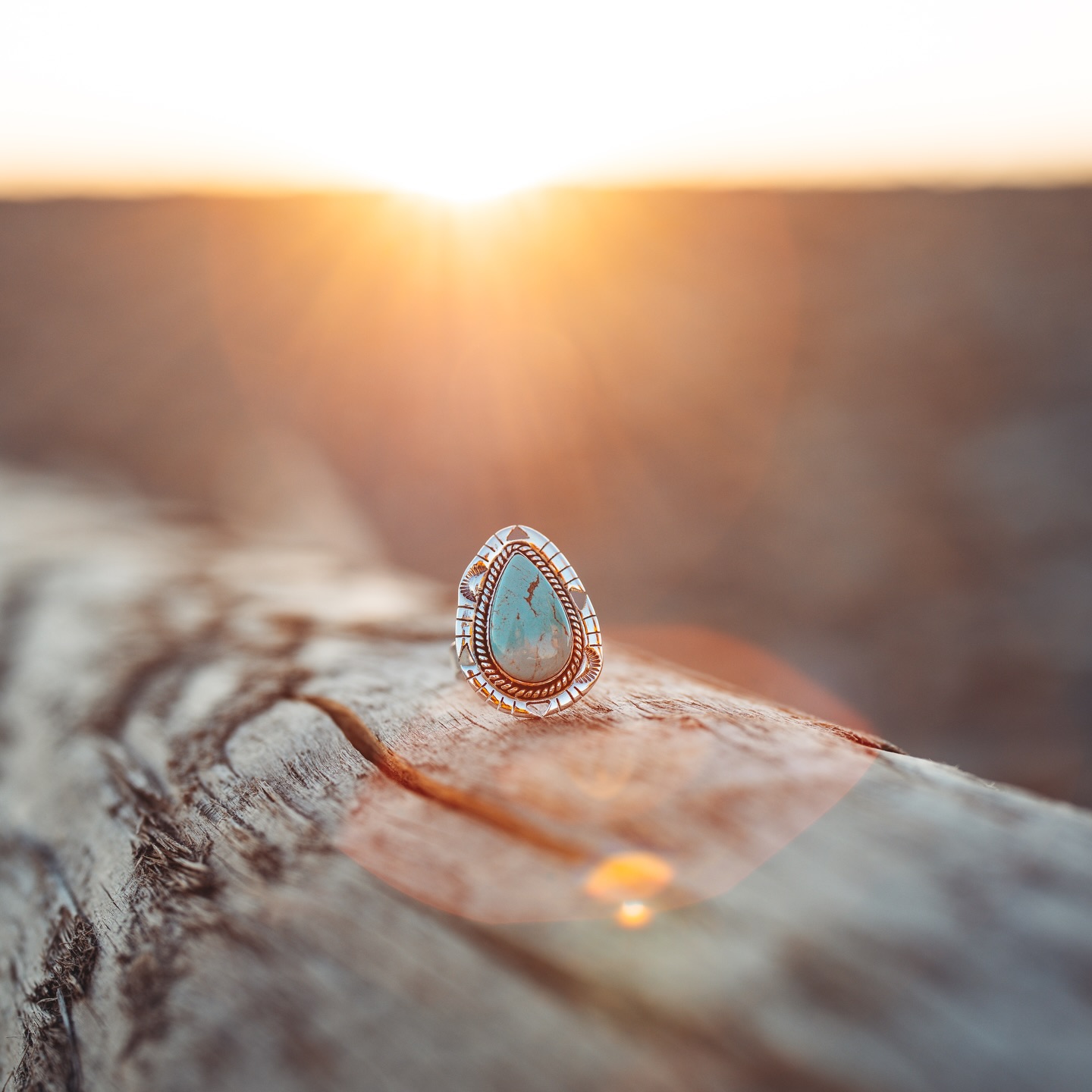 Avec le printemps arrive les bonnes nouvelles 🌞
Notre gros réassort de bagues vient tout juste d’arriver.
Vous l’attendiez avec impatience ( et moi aussi! ).
À chaque fois que je découvre les nuances des différentes pierres qui composent vos petits bijoux c’est un vrai bonheur, il me tarde de les voir sur vos doigts.
On commence avec la bague Mesa qui fait son grand retour avec sa pierre en turquoise naturelle, sertie sur une base en argent 925 estampillée de petits soleils parfaite pour les beaux jours 🪶
Une pièce solaire comme on aime !
#bague #turquoiseoverdiamonds #bijouxargent925