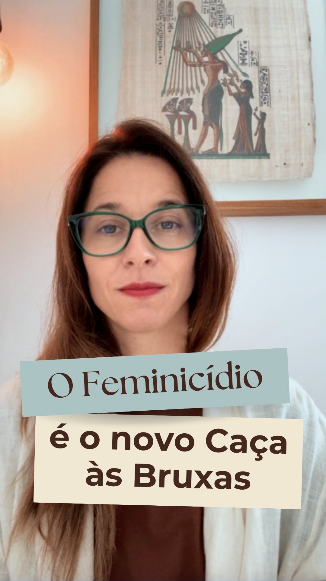 Hoje começou o segundo ano do curso de Parentalidade que faço no Instituto Gerar e tive o privilégio de assistir a uma aula da psicanalista Mara Caffé, que um dia foi minha analista e que hoje reencontro em outra posição, como professora. Uma alegria e uma honra muito especiais.
Este reels foi inspirado na aula dela e no texto “Feminilidade e maternidade”, de autoria de Mara Caffé, publicado no livro Gênero, da coleção Parentalidade, organizada por Vera Iaconelli, Daniela Teperman e Thais Garrafa. Pensar sobre isso abre espaço para entendermos que muitas das ideias sobre o que é ser mulher não são naturais, mas fazem parte de construções sociais que, ao longo do tempo, foram sendo normalizadas e transformadas em normas. E também para refletirmos sobre como a clínica psicanalítica pode ajudar a escutar, questionar e transformar os efeitos que essas expectativas produzem na vida das mulheres.