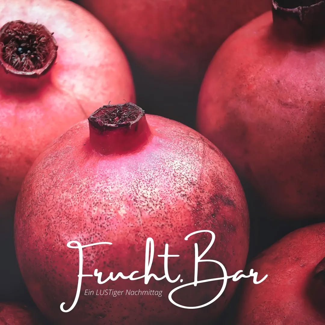 Beim “Frucht.Bar” Workshop geht es lustvoll zu und her. Denn da widmen wir uns den Themen Sexualität und Lust. Nicht nur um Kinder zu bekommen, sondern auch als Quelle von Lebenskraft (wie beispielsweise im taoistischen Tantra vermittelt und praktiziert wird). Alte Geschichten und neue Rituale begleiten uns in dieser schöpferischen Phase und bringen uns Bewusstsein bei Themen wie Familie gründen wollen, etwas Neues schaffen (Projekte, Deko, Geschenke, Kinder…), in neue Rollen schlüpfen…
Uns wurde im letzten Jahr von einigen Schwangerschaften, die kurz nach dem Workshop entstanden sind, berichtet, obwohl der Weg dahin mehr als holprig war. Diese zwei süßen kleinen Babys sind bereits schon zur Welt gekommen und wachsen und gedeihen mit ihren glücklichen Eltern.
Wieder andere erzählten, dass ihnen der Austausch einfach gut getan hat oder sie viel mitnehmen konnten.
Wie immer gibts Input und Praktiken aus der Welt des Yoga und Embodiment, Einblicke in die Kräuterhelferinnen, ein leckeres Abendessen mit Austausch in einer feinen Mädelsrunde.
Wie dieser Workshop entstanden ist?
Vieleicht, weil ich und alle meine Freundinnen im gebärfähigen Alter sind 🤔😜
Meistens gehts tatsächlich um Babies, manchmal auch ums gebären anderer "Dinge".
As always:
Fragen über 📲📮☎️🗣️
Anmeldung über den Link in fer Bio 🤗