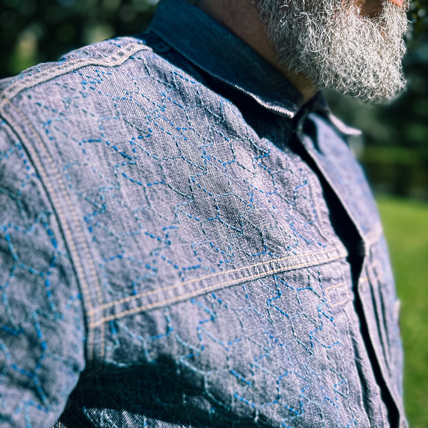 🇨🇭🇩🇪 Den Aufmerksamen unter Euch ist es bestimmt nicht entgangen, dass ich seit ca. 2 Jahren ein neues Hobby pflege. #sashiko ist eine textile Verziertechnik, die auch als Reparaturtechnik eingesetzt wurde, um Kleidung auszubessern. Seit ich vor ca. zwei Jahren einen Workshop bei @camilla_lena_birgitta besucht habe, sticke ich regelmässig.
Sashiko vereint viele Dinge, die mir wichtig sind Ästhetik, Rhythmus, Tradition und die Nachhaltigkeit. Zudem hilft mir diese Tätigkeit im Moment zu sein und die turbulenten Zeiten und die daraus entstehenden rauschenden Gedanken etwas auszublenden.
Letzten Herbst kaufte ich diese Jeansjacke in einem Secondhand-Shop in Südfrankreich. Ich wusste sofort, wie ich diese Jacke besticken wollte. Nun ist sie endlich fertig – nach unzähligen Stunden und mehreren hundert Meter Faden – und bereit getragen zu werden.
🇪🇸 Aquellos de entre vosotros que hayáis estado atentos os habréis dado cuenta de que llevo cultivando una nueva afición desde hace unos 2 años. El #sashiko es una técnica de embellecimiento textil que se utilizaba originalmente como técnica de reparación para remendar prendas. El sashiko combina muchas cosas que son importantes para mí: estética, ritmo, tradición y sostenibilidad. Esta actividad también me ayuda a estar en el momento y a bloquear los tiempos turbulentos y los consiguientes pensamientos apresurados.
El otoño pasado compré esta chaqueta vaquera en una tienda de segunda mano del sur de Francia. Inmediatamente supe cómo quería bordar esta chaqueta. Y ahora, después de incontables horas y varios cientos de metros de hilo, por fin está terminada y lista para lucir.
🇬🇧 See first comment for english caption!
#repairdontreplace #sashikodenim #sashikostitching #denimjacket #levis #levistrauss #secondhand #sustainability #denim #faded #fadeddenim #beardstyle #oldbutgold