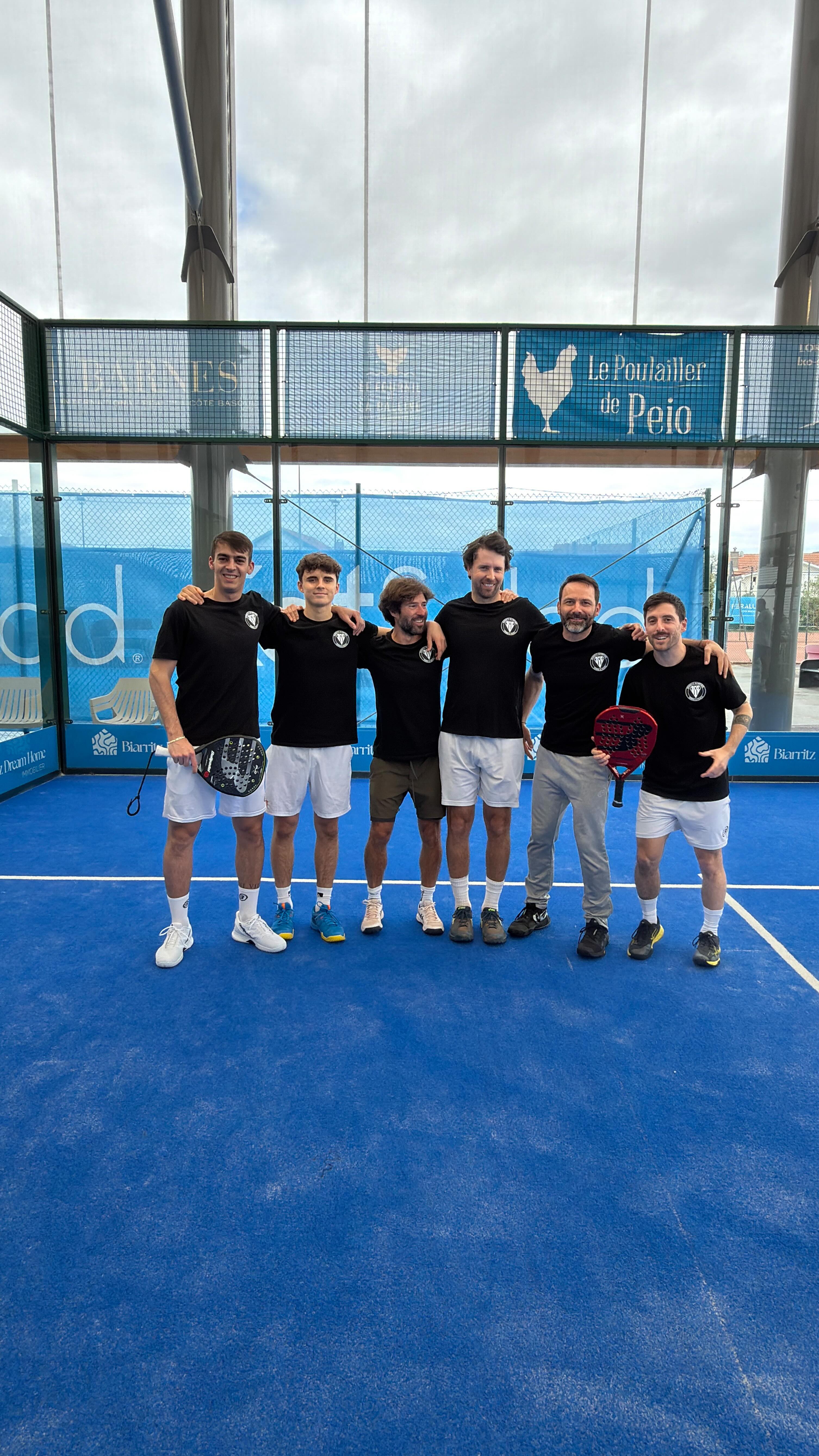 Victoire importante aujourd’hui pour l’équipe 1 du @botennispadel face à @padel_ground_lescar !
Une rencontre très disputée entre deux équipes solides, mais nos joueurs ont su répondre présent dans les moments clés pour s’imposer 2–1.
Grâce à cette victoire, l’équipe 1 valide sa montée en R1, objectif atteint après une saison de travail et d’engagement.
Merci aux joueurs, aux sponsors, aux nombreux supporters venus encourager l’équipe et au club pour l’ambiance autour des terrains.
@maison_pommiers @lapadelbox @florentpozzobon @paul_btz @benoitmiche @maxx_bernardd @daniabad__ @elouan__pgs @zhi_ptc @ville2biarritz @bo_omnisports @bo_ultras @mjdeveloppement