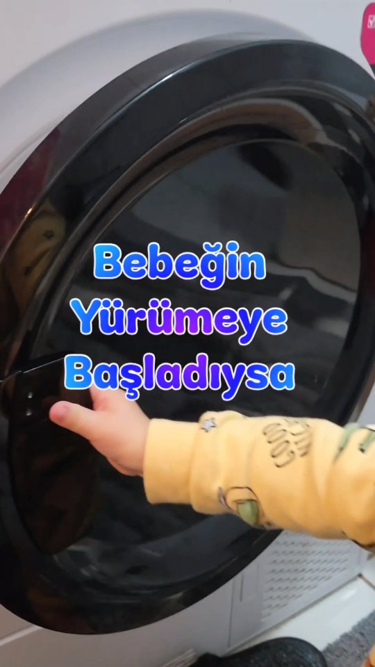 Neden 'Yardım' Etmelerine İzin Vermeliyiz? ✨️
Öz-Yeterlilik Duygusu: 'Ben yapabiliyorum' diyen bir çocuk, özgüveni yüksek bir birey olma yolunda ilk adımı atar. Montessori'nin 'pratik yaşam becerileri' aslında bursan geçer..
Fonksiyonel Zeka: Çamaşır makinesine kirli atıp yıkandıktansonra temiz çıkarmak; neden-sonuç ilişkisi kurmayı ve planlama yapmayı (executive function) öğretir.
Ait Olma Hissi: Ailenin bir parçası olduğunu, sadece 'bakılan' değil 'katkı sağlayan' biri olduğunu hissetmek, öfke nöbetlerini (tantrum) azaltan en güçlü ilaçtır. 💥🍀
Dil Gelişimi: 'Sıkıyoruz, siliyoruz, içine atıyoruz...' Bu süreçte kurduğunuz her cümle, onun kelime hazinesini pratikle birleştirir.
Mutfak tezgahınız biraz daha ıslanabilir, çamaşırlar çok düzgün katlanmayabilir... Ama o anlarda bebeğinizin beyninde kurulan o nöral bağlar paha biçilemez! 🧠💎
Siz hangi ev işlerine dahil ediyorsunuz?
#bebekgelişimi #montessori #evdeetkinlik anneçocuk bilimselebeveynlik evdeetkinlik zekagelişimi farkındalık #bebeketkinlikleri #babyactivities