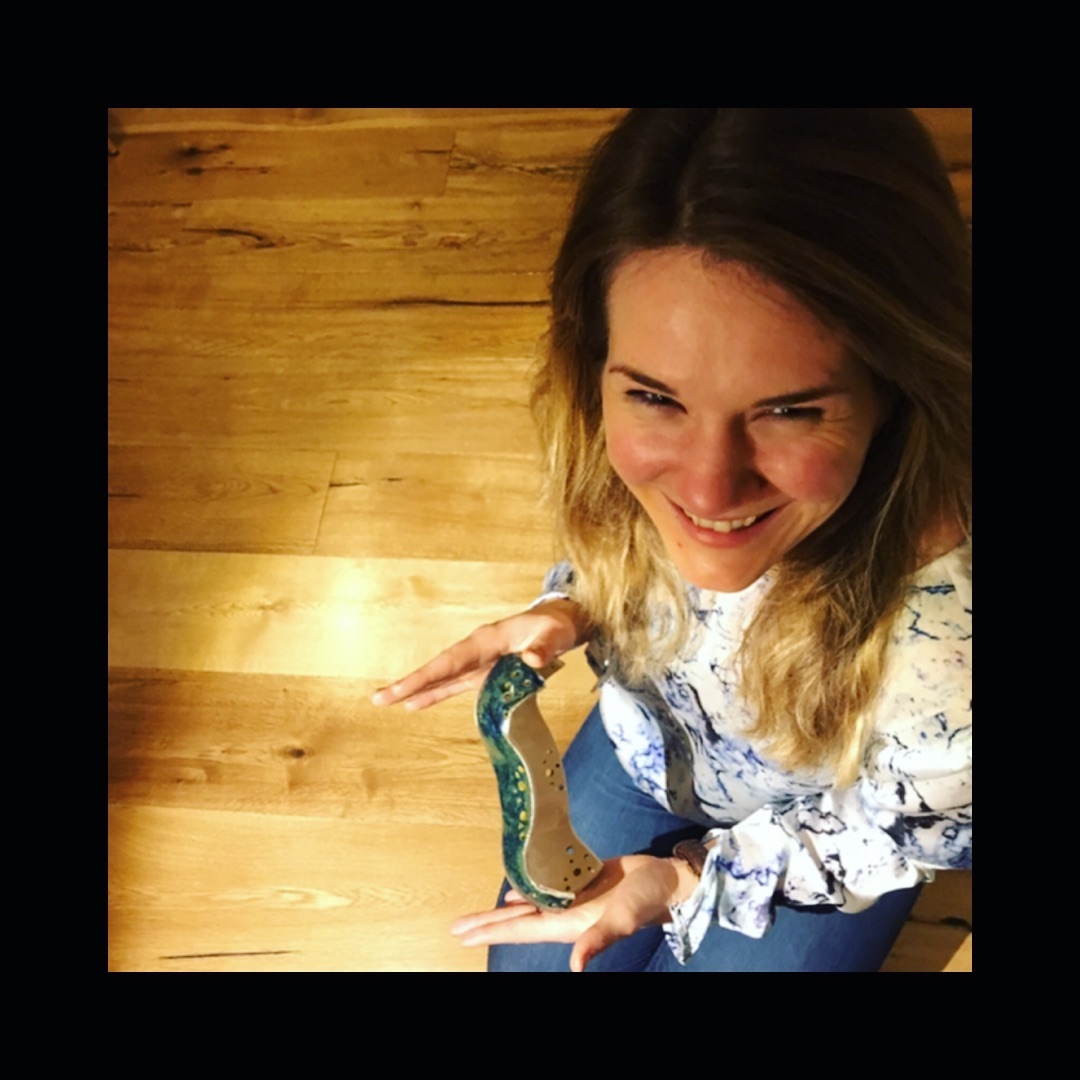 me parece el primer regalo de la navidad estaba un éxito 🧚🏼♂️🥰🎄 fuentes stars 1.2 // bowls stars 1.2 // schüsselchen stars 1.2 ⭐️💫✨ * *
it was so great to see that smile of my one and only @ninalassy after unwrapping my birthday and christmas present. i’m so happy that she likes it and i’m looking forward to get some pictures while it’s in use 🥰 love you so much, merry christmas again ❤️🎄🧚🏼♂️🥰 * *
#collectionstars * * ✨🌟⭐️💫 * *
#navidadchristmasweihnachten #ceramicaceramicskeramik #lozadelftwaresteingut #perforadoholeylöchrig #engobe #vidriadoenameldedglasiert #100% #hechoamanohandmadehandgemacht #navidad #christmas #weihnachten
#ceramica #ceramics #keramik #loza #delftware #steingut #perforado #holey #löchrig #vidriado #enamelded #glasiert #hechoamano #handmade #handgemacht #pottery #instapottery #collectionstars #oha_saskia_tuerk @ Vienna, Austria