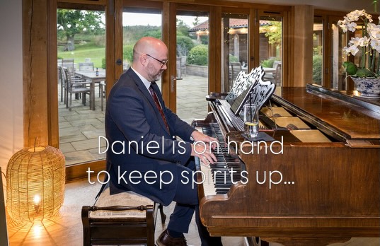 Despite a few summer thunderstorms Daniel is always on hand to keep spirits up at Drinks Receptions (whether they’re inside or outside)! ☔️
Venue @eastongrange
Photographer @embracephotographyweddings
www.daniellaw.co.uk (Link in Bio)
#eastongrange #weddingmusic #suffolkweddingvenue #2026wedding #2027wedding
