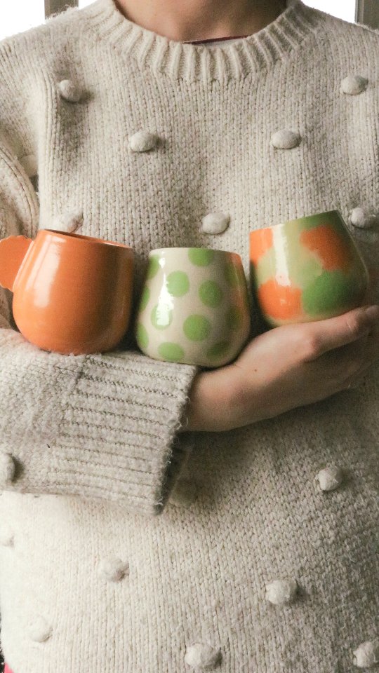 ⚠️ Annonce de haute importance : c'est le moment de choisir les futurs Zigotos de 2026 ! 🥵
Parce que je suis clairement incapable de me décider, après 2 mois de tests et de prototypes en tout genre.
L'heure tourne, et avec mon premier marché de l'année @ceramic.art.andenne fin mai, il faut trancher pour pouvoir lancer la production à temps 🤪
Cette fois, j'ai vraiment envie que le motif ou la forme choisie se décline aussi sur les minis tasses, les bols et les soliflores ✨️
J'ai mis 6 pistes ici, les plus réalisables parmi mes recherches, et c'est à vous de choisir vos petits favoris 🧡 Les Zigotos avec le + de commentaires seront les gagnants de la nouvelle collection éphémère !
Que le meilleur gagne 🙌