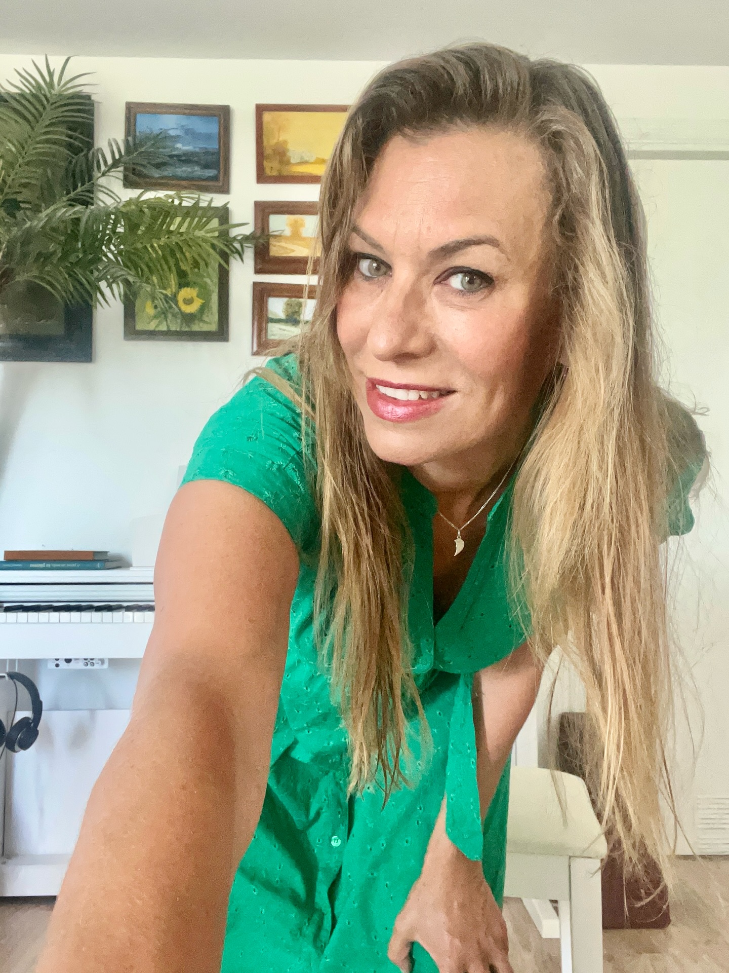 “Todo lo que fuimos lo lamento”.
Difícil encontrar sentencia más demoledora repecto a una relación.
Dicen que las personas que tienden a mantener amistad con sus exes suelen tener rasgos psicopáticos. Si esta afirmación es cierta: aquí, una psicópata 🙋🏼♀️.
¿Por qué transformar en cenizas aquel árbol frondoso que sembraste desde la semilla? ¿Por qué hacer como si aquella persona no te hubiera marcado ? ¿Por qué aniquilar una parte de tu propia historia?
Quizá porque vivimos como pájaro en la bruma. Quizá porque, a veces, duele recordar (ricordare, ri-cordis: volver a pasar por el corazón).