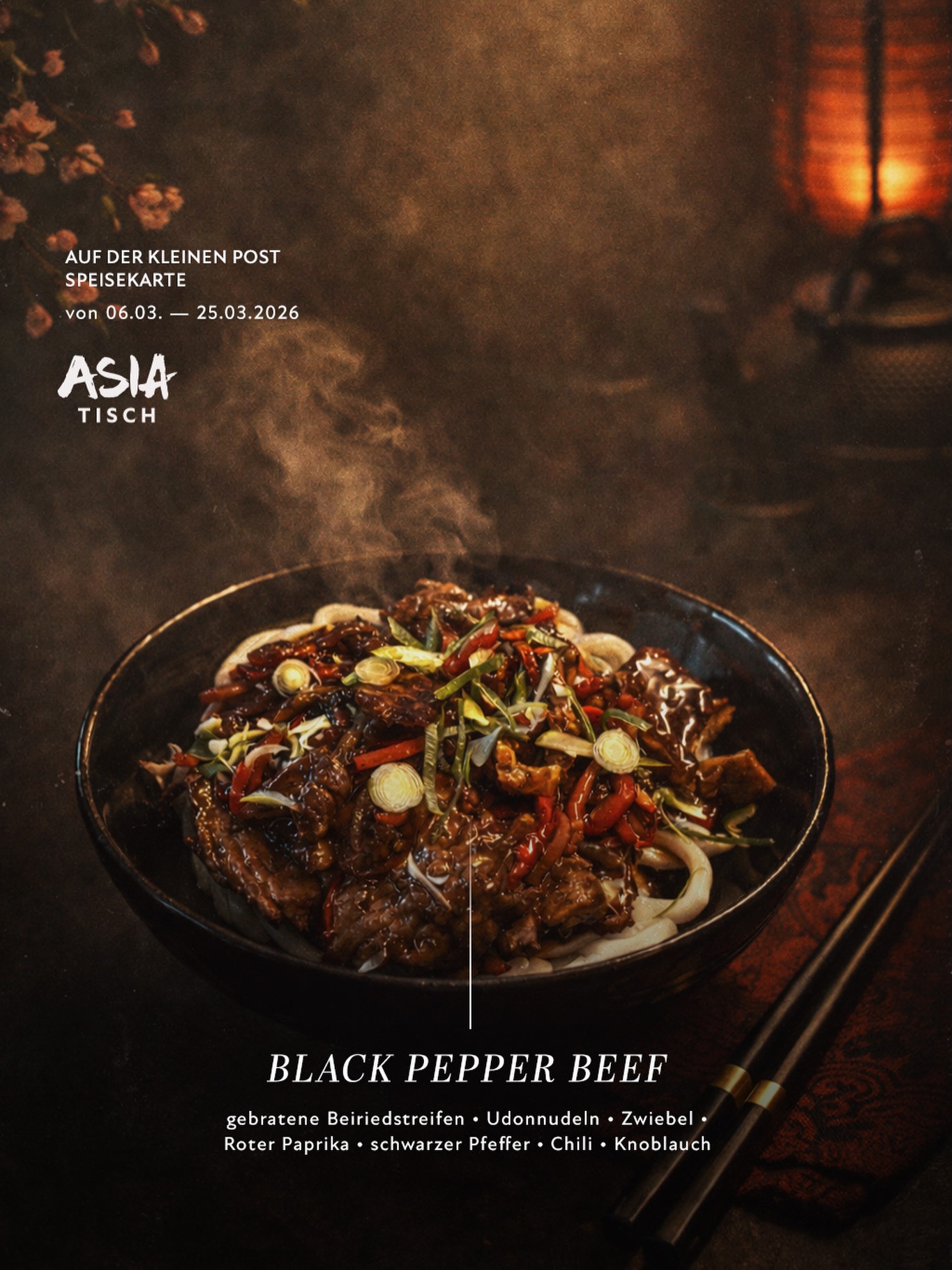 BLACK PEPPER BEEF 🥩🌶️🖤
Ein absoluter Klassiker mit pfeffriger Wärme, die sofort wach macht.
Ursprünglich aus der kantonesischen Küche Südchinas (Guangdong / Hongkong-Region) – dort, wo im Wok bei hoher Hitze gekocht wird und dieses typische, leicht rauchige Aroma entsteht. Typisch für die Hongkong-Variante ist auch der „East-meets-West“-Touch: Black-Pepper-Sauce, die mit umami-reichen Zutaten wie Soja/Oyster arbeitet und gleichzeitig diese moderne, fast bistroartige Pfeffer-Steak-Energie hat.
Zartes Rind, knackiges Gemüse, Udon – on top mit dieser genialen Sauce: pfeffrig, tief und herzhaft. Ein Gericht, das nicht kompliziert sein muss, um Eindruck zu hinterlassen. Echt hot – aber nicht im Sinne von scharf, sondern im Sinne von Charakter.
👉 Wenn du wissen willst, wie unser „Asia Tisch“ schmeckt: Black Pepper Beef ist der direkte Einstieg.