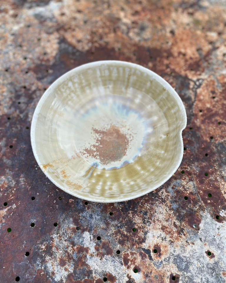 Est-ce que j'aime particulièrement faire des photos de mes pièces sur la vieille table en métal rouillé, usée par le temps et la pluie, celle qui me sert pour mes repas dans le jardin de l'atelier ? Certainement ! Et encore plus avec cet émail, si plein de vie et de suprises...
Assiette creuse en grès blanc, émail de sables et de cendres de lavande collectés en Drôme
#grès
#ceramiquegastronomique
#toutunmondedanslassiette
#assiettepaysage
#ceramiquecontemporaine
#artsdelatable
#artdelatable
#platesforchefs
#ceramiquedrome
#interiordesign
#tablewear
#stonewarepottery
#madeinfrance
#émauxdegrès
#glazes
#ashglaze
#naturalmaterials
#naturalglazes
#émauxdecollecte