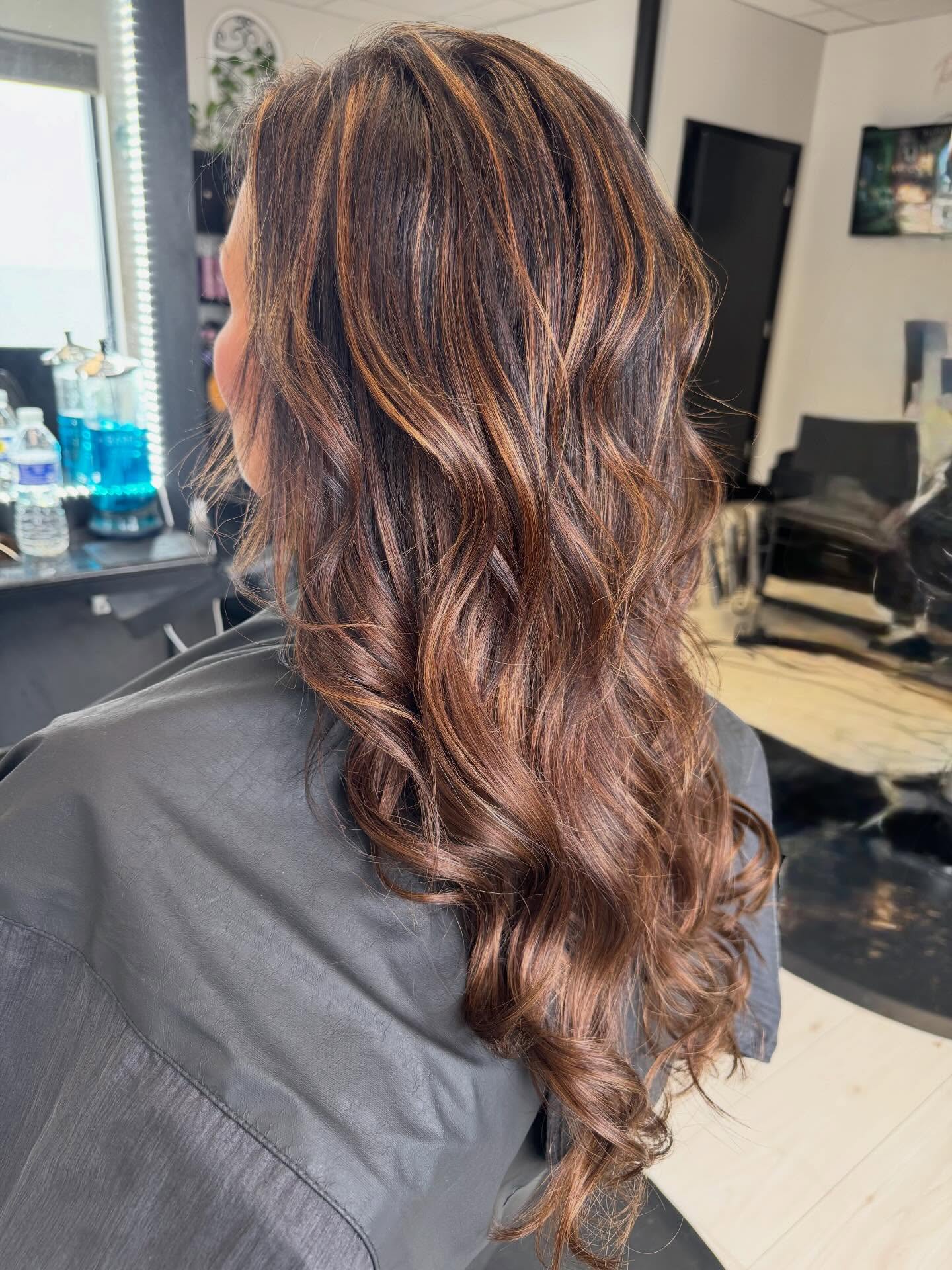 Team work makes the dream work🤩
•
Color: @paintedby.pey
Extensions: @jj_hair_beauty
•
#mdhairstylist #perryhallsalon #redken #shadeseq #alteregoitalynorthamerica