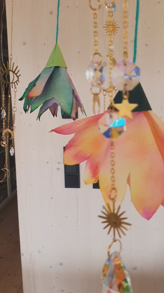 Die Idee ist von @lil.learners.at und ich habe es für uns nur leicht abgeändert. Es macht so Spaß und bringt in jede Wohnung ein bisschen Frühling 🌸🤍
#diyfrühlingsdeko #papierblumen #bastelnmitkindern