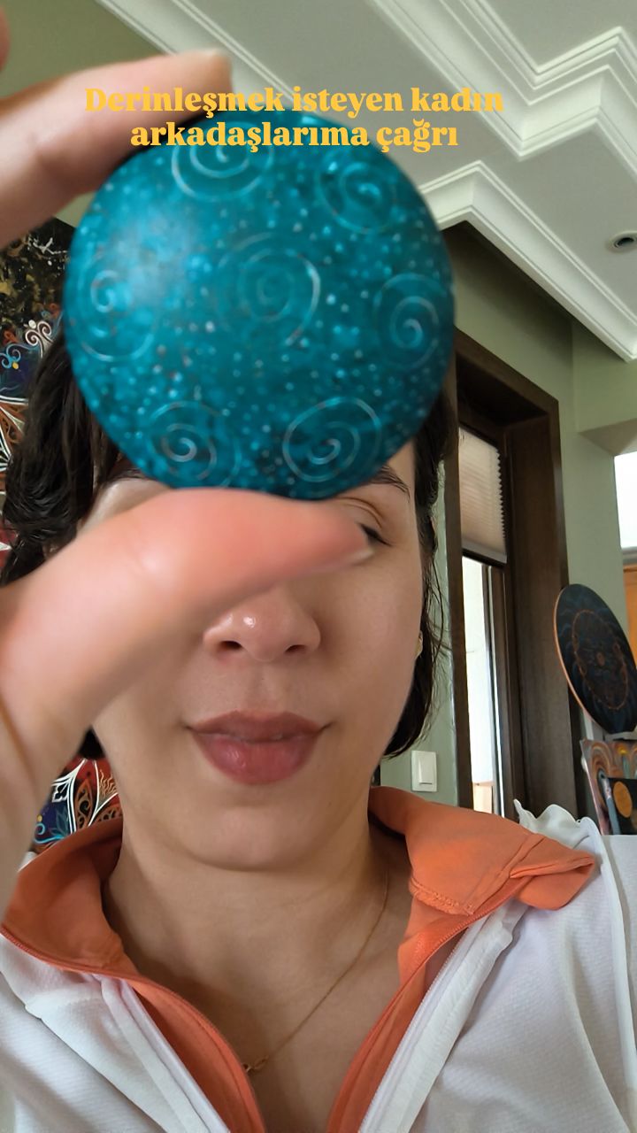 Mandalalara bakınca içinizde bir şeylerin kıpırdadığını hissediyorsanız, bu yolculuk sizin için Deneyiminiz olsun ya da olmasın, önemli olan niyetiniz.
“Acaba yapabilir miyim?” sorusu bu çemberde yavaşça çözülüyor.
Mandalaya gönül vermiş deneyimli bir öğretmen ve yaşamını insanların kendini yeniden keşfetmesine rehberlik etmeye odaklamış bir nefes terapisti olarak bu yolculuktan sonra başka bir bilinç seviyesine geçeceğinizi net biçimde söyleyebilirim 🙏🏻
📌 Eğitim Detayları:
• @ancemberi_mandala Profilimdeki linklerden Mandala Eğitimleri sekmesine gidiniz, web sitemde tüm detayları ve kayıt sayfasını bulacaksınız
🌿 Süreç boyunca:
– Her hafta destekleyici ödevler olacak
– 4 bonus nefes çalışması paylaşacağım
– Kaçıranlar için kayıt alınacak
Bu kadın çemberinde kimler olacak, kıştan kimlerle çıkacağız, kimlerle tohumlarımızı büyüteceğiz çok merak ediyorum 😊🙏
Sorularınız varsa bana yazmaktan lütfen çekinmeyin 🍀
Sevgilerimle…
#mandalaeğitimi #sanatterapisi #kadınolmak #dişilenerji #sanatatölyesi