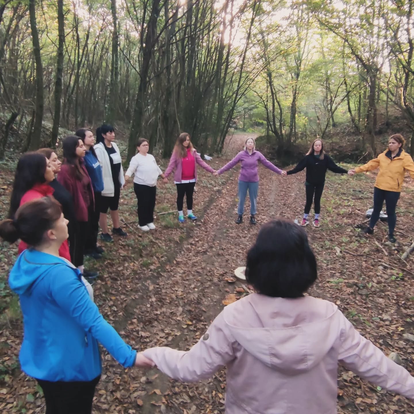 Kadınlarla dolu dolu bir hayat 🌹
9 yıl önce bunu seçtim kendime. Hemcinslerim ile derinlikli bağlar 🫂
Yıllardır çok fazla kadınla çalıştım, çemberler, inzivalar... Çok güldük beraber , çok ağladık aynı zamanda 🌈 rengarenk hisler yaşadık.
Öncelikle yıllardır hem bireyselde hem gruplarda biraraya geldiğim tüm bu kadınlara kalpten bir teşekkür etmek istiyorum 🙏 ben size veriyormuş gibi görünsem de aslı da siz bana çok şey öğrettiniz iyi ki varsınız 🌼🌼🌼🌼
Ben kendini bir kadın olarak vakti zamanında çok değersizleştirmiş bir kadındım, küllerimden doğdum ve yaralı bir şifacı olarak yapmam gerekeni yapıyorum, bunu yapamayan kadınlara destek olmaya , tabiki Allahın ve sistemin bana izin verebildiği kadarıyla 🌹 ( bunu diyorum çünkü içimdeki iflah olmaz kurtarıcı bazen kendini çok fazla dövdü bu konuda , neden yardım edemiyorum neden diye)
Şimdi şunu görüyorum ki bize verilen armağanlar ile beraber büyük de yükler verilmiş. Kadın olmak zor demicem, bence kadın olmak engebeli ama güzel bir yol 🙏 fakat şuan ve bundan önce KADIN bu dünyada ERKEK üzerinden çok çile çekti. Bunu her gün görüyoruz ve şu çok net ki daha çok yolumuz var.
Ben git gide yükseldiğimize o kadar eminim ki, bunu görüyorum. Biz içsel, duyarlı, akıllı, kendini bilen, vicdanlı kadınlar çoğaldıkça kollektife çok büyük hizmetler edeceğiz. O yüzden durmadan bu alana hizmete devam 🙏
Tüm emekçi kadınlarımız, günümüz kutlu olsun 🤍
#8martdünyakadınlargünü