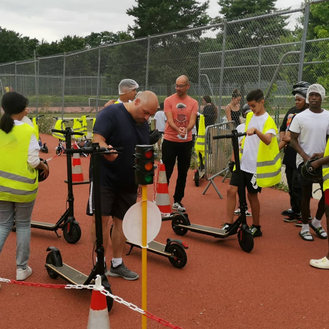 Jeudi 5 aout, nous étions au Parc du Grand Godet (94) à Villeneuve St Georges pour une après-midi animation trottinettes électriques.
Tournée autour de la sécurité routière, dès 10 ans, les enfants ont pu apprendre où se perfectionner à la conduite d'une trottinette électrique et apprendre quelques bon réflexes à adopter sur la route.
Les plus grands n'ont pas été oublié et on eu le droit à une initiation en trottinettes électriques.
Une belle journée passée dans la bonne humeur et le sourire.
Merci à Département du Val-de-Marne pour cette belle journée.
#securiteroutiere #ecole #college #kids #securaction #trottinetteélectrique #permisdeconduire #safety #association #signalisation #codedelaroute #animation #prevention #sensibilisation #jeunesse #projet #vigilance #citoyen #conduite #theorie #apprendre #pratique #test #idf #villeneuvestgeorges #94 #paris #iledefrance #mobilité #trottinette
