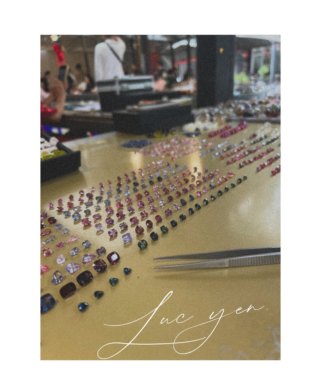 Avant que le dessin d’un bijou ne prenne forme dans l’atelier, tout commence ici. À des milliers de kilomètres, sur le marché aux pierres de Luc Yen, au Nord du Vietnam. 🇻🇳
Mon quotidien cette semaine (et celui de mon mari avec qui je partage cette aventure sous @SerengetiGems) : trier, observer à la loupe, négocier et dénicher les spinelles, rubis ou tourmalines qui feront battre notre cœur... et bientôt le vôtre.
Choisir une pierre avec l’œil du gemmologue, c’est déjà imaginer le bijou qu’elle deviendra.
Dites-moi en commentaire : quelle couleur de pierre aimeriez-vous que je trouve pour vous cette semaine ? 👇
#Serengeti #Gemmologie #LucYen #Vietnam #gemhunt