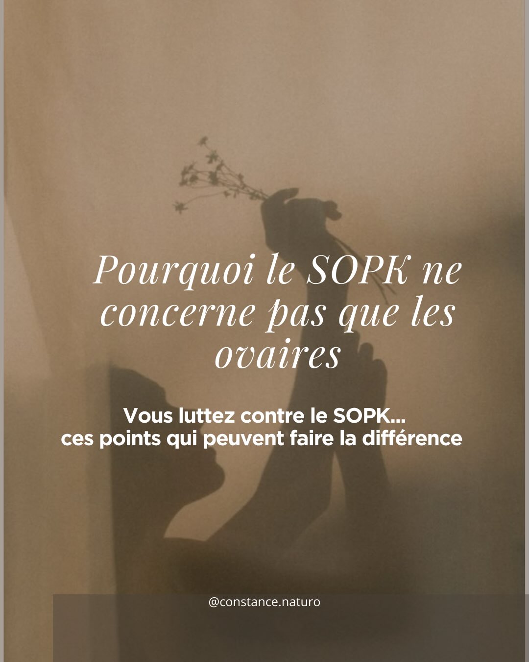 On vous a dit que votre SOPK venait de vos ovaires ? Ce n’est souvent qu’une partie de l’histoire.
Le Syndrome des Ovaires Polykystiques (SOPK) touche environ 1 femme sur 10, et pourtant il est encore très souvent réduit à un simple problème gynécologique.
En réalité, le SOPK est un trouble hormonal et métabolique complexe qui peut impliquer bien plus que les ovaires.
Derrière les symptômes (cycles irréguliers, acné, chute de cheveux, pilosité, difficultés à ovuler…), il peut exister différents déséquilibres :
✨ une résistance à l’insuline
✨ une hyperandrogénie (excès d’hormones masculines)
✨ une inflammation chronique de bas grade
✨ un stress hormonal élevé
✨ des déséquilibres thyroïdiens ou hormonaux
✨ un microbiote perturbé
✨ l’exposition aux perturbateurs endocriniens.
C’est pour cela que ce qui fonctionne pour une femme ne fonctionne pas forcément pour une autre.
Le SOPK n’est pas une case unique : c’est un syndrome multifactoriel, avec autant de profils que de femmes.
👉 Comprendre les mécanismes à l’origine de tes symptômes est la première étape pour agir de manière plus ciblée et durable.
Parce que lorsqu’on comprend que le SOPK est systémique, on peut enfin adopter une approche globale et individualisée.
✨ C’est exactement l’approche que j’utilise en accompagnement.
💾 Enregistre ce post pour le relire plus tard
💬 Dis-moi en commentaire si tu es concernée par le SOPK
📩 Et écris-moi en message privé si tu veux comprendre ton profil et les leviers naturels sur lesquels agir.