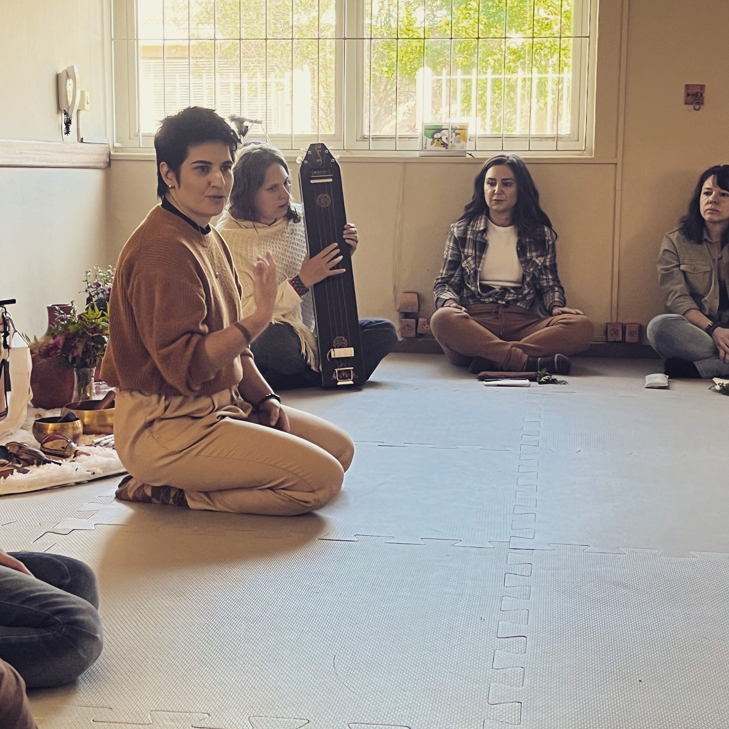 Por aqui, o Corpo parece que entende bem esse clima de fim de ano. Chegam as resoluções e o sentimento de renovação, junto com um tanto de outros sentimentos.
Então senti de partilhar uma retrospectiva no intuito de agradecer.
Começo com esse dia mágico que foi o "Desvendando o Sentir", onde tive a alegria de guiar uma sessão sensível de Sintonia Sonora (Soundhealing) junto com @candiceermel, e encerrar com Arteterapia na companhia da amada @rodriguezbrunella.
Uma lindeza conhecer, ouvir e sentir tudo o que foi despertado nesse dia por essa egrégora tão especial. Me faz ter certeza que o campo que se forma quando há afeto e respeito, pode ser de uma potência belíssima.
#terapia #arteterapia #terapiasomática #soundhealing #ritualdosom #somaticexperiencing