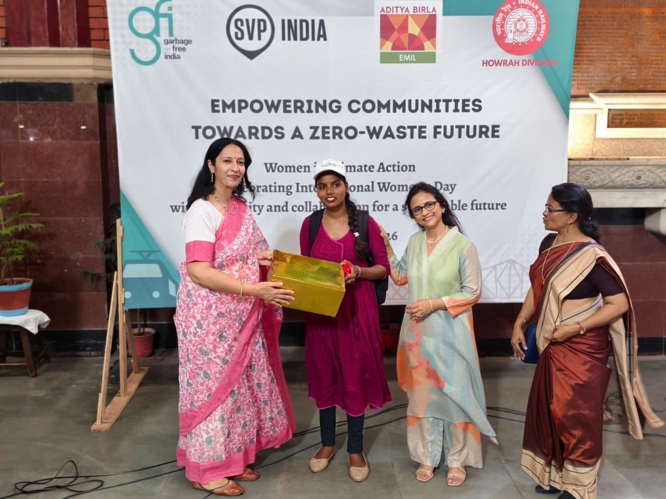 On the occasion of International Women’s Day, Eastern Railway’s Howrah Division, in collaboration with Garbage Free India, organized a special event celebrating women’s role in environmental sustainability and community action. Smt. Priti Kapoor, President of the Eastern Railway Women’s Welfare Organization (ERWWO), attended as the Chief Guest along with other members and railway officials.
The program featured activities recognizing women contributing to climate action, waste management, and biodiversity conservation. Highlights included a street play by Abhijit Ghosh and his team on environmental responsibility and a dance performance on women’s empowerment. Women from Howrah railway colonies were felicitated for converting kitchen waste into compost and promoting sustainable living.
Speakers emphasized the importance of women’s leadership in building a greener future. Mr. Brundaban Behera (Aditya Birla Group) spoke about women’s role in sustainable waste management and CSR efforts, while Mr. Satendra Tiwari, Sr. DME, acknowledged the collaborative initiatives of Garbage Free India and Howrah Division during his vote of thanks. #GFI #ABG #howrahstation