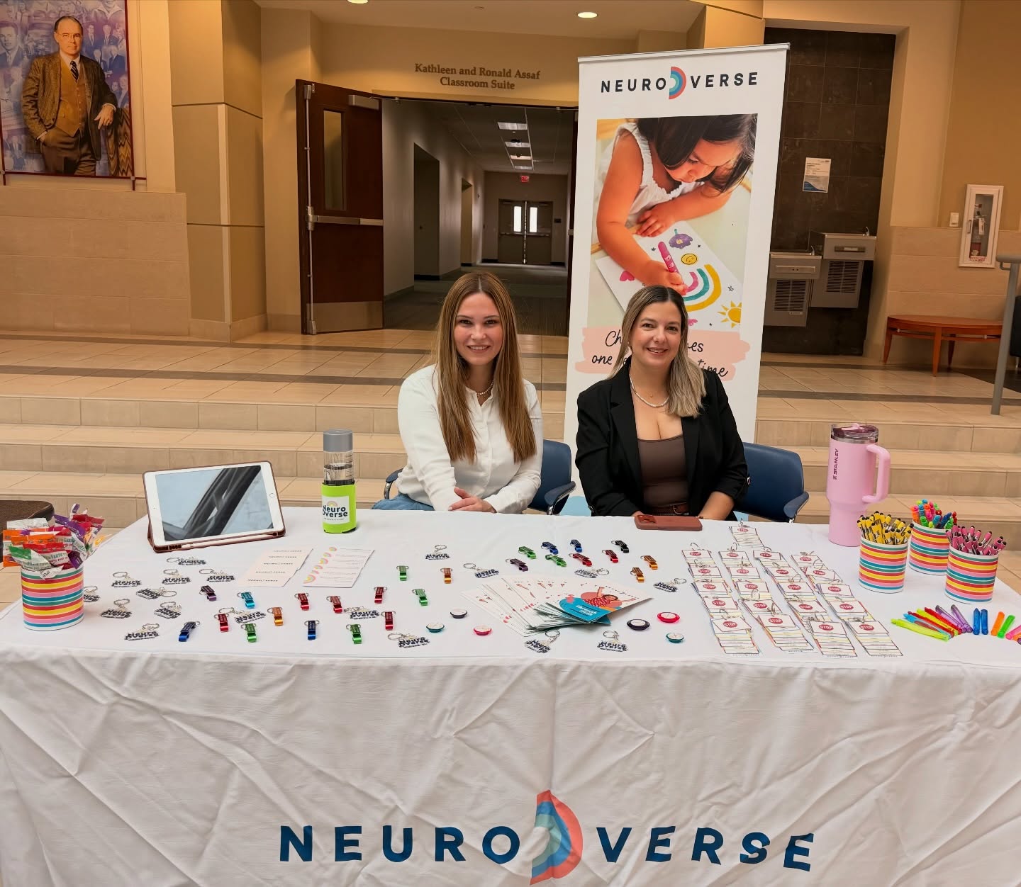 Representing ABA therapy with a neurodiversity-affirming approach! Thank you, Chenenne, for having us and being such an incredible host! @uaschoolfairs
Representando las terapias ABA con enfoque de afirmación a la diversidad! Gracias Chenenne por ser una increíble host!